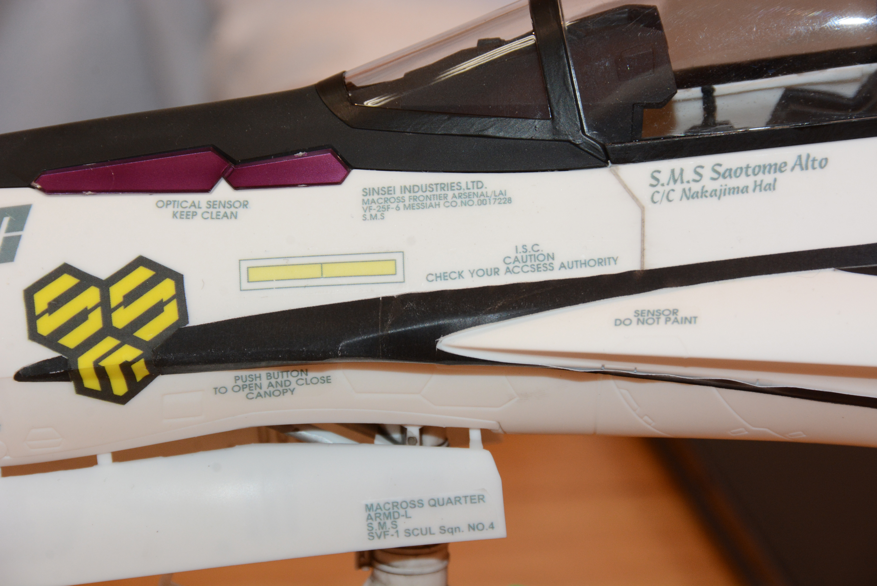 マーキングは水に濡らさなくてはいけないでカールではなく、直接台紙から剥がせるシールとなる