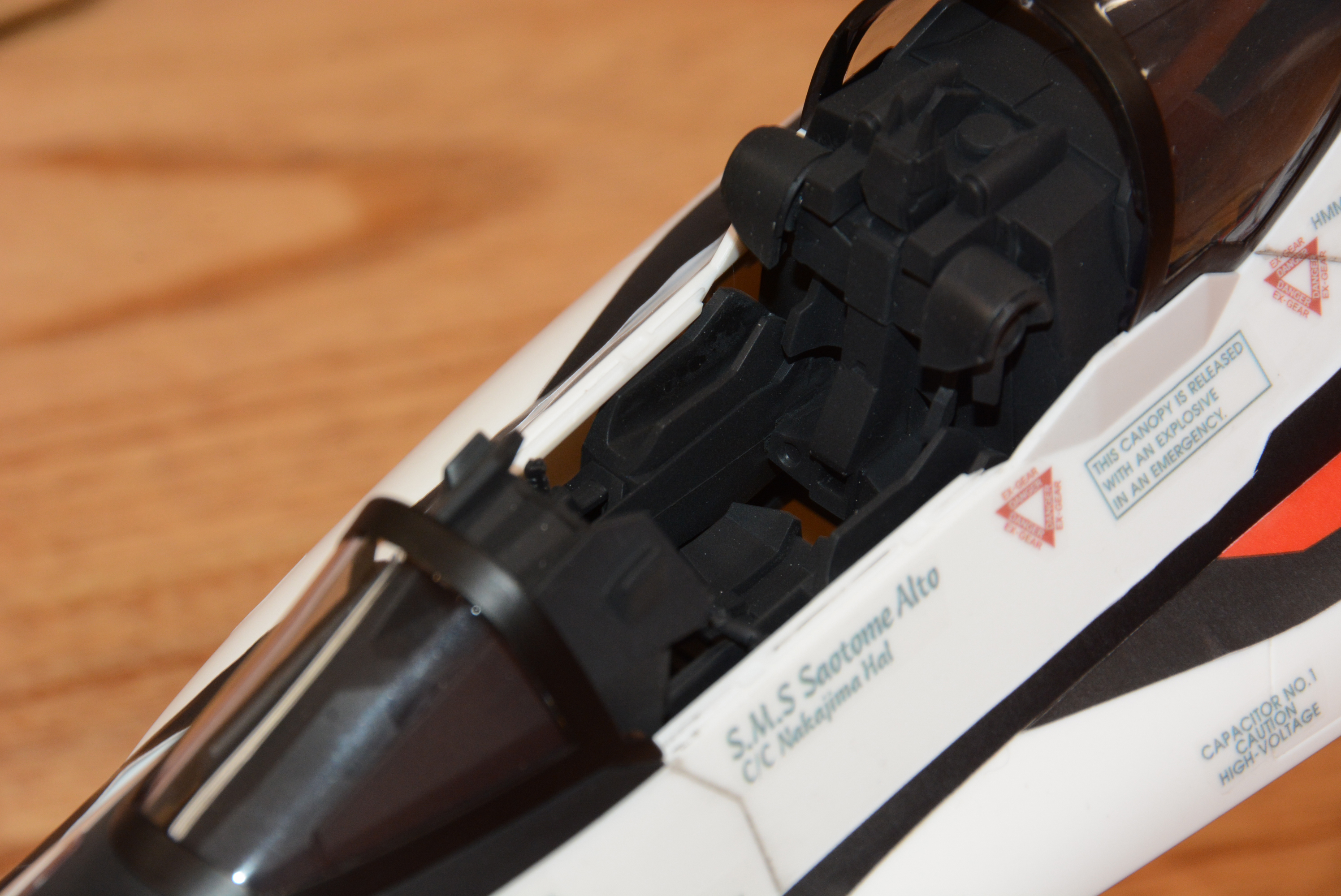 高久氏が特に見て欲しいと語るコクピット側面の装甲の厚み。この厚みがあるからキャノピーをしっかりロックできるのだ