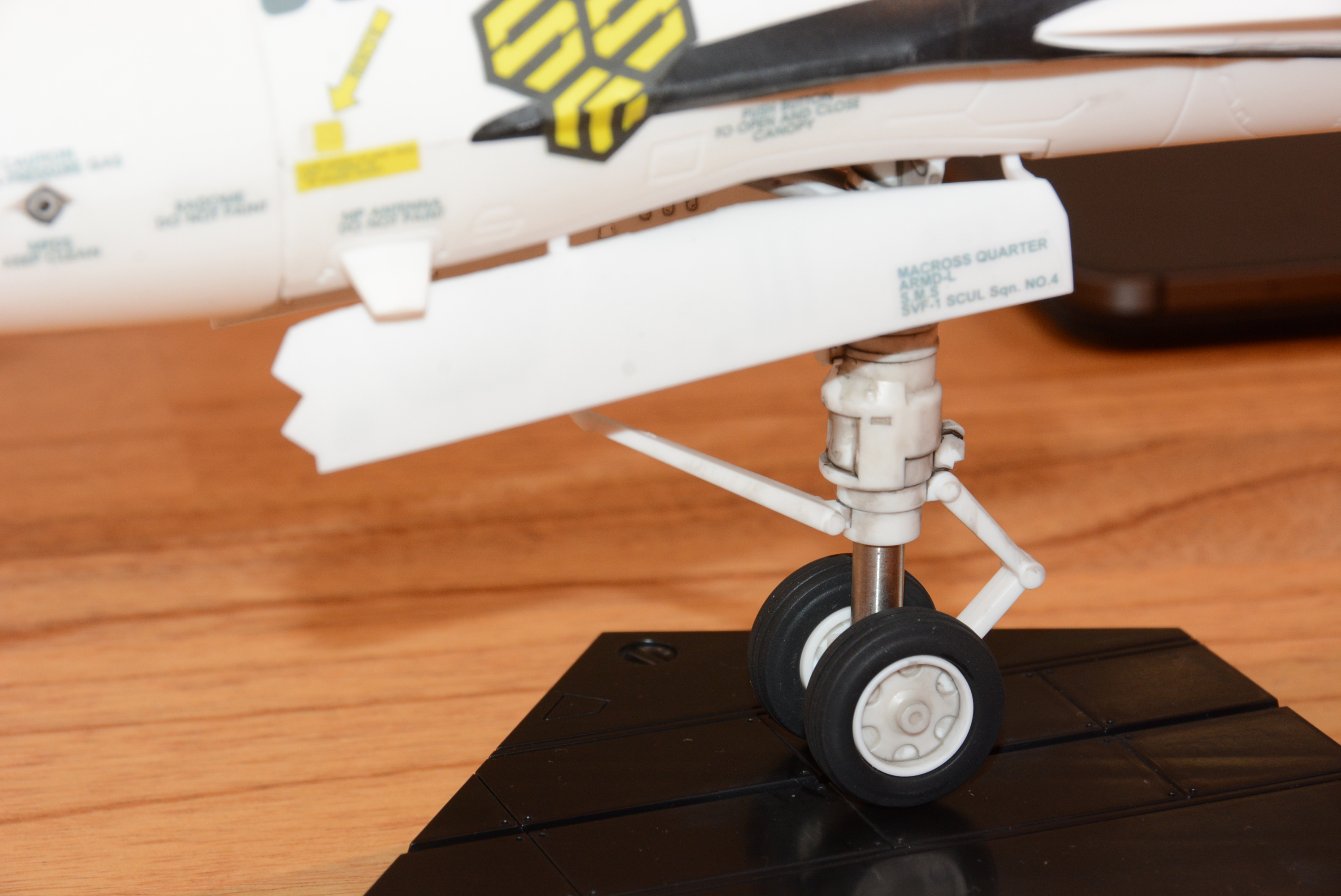 大型モデルをしっかりと支える金属シャフトを柱としたランディングギア。収納部分のディテールもしっかり入っている