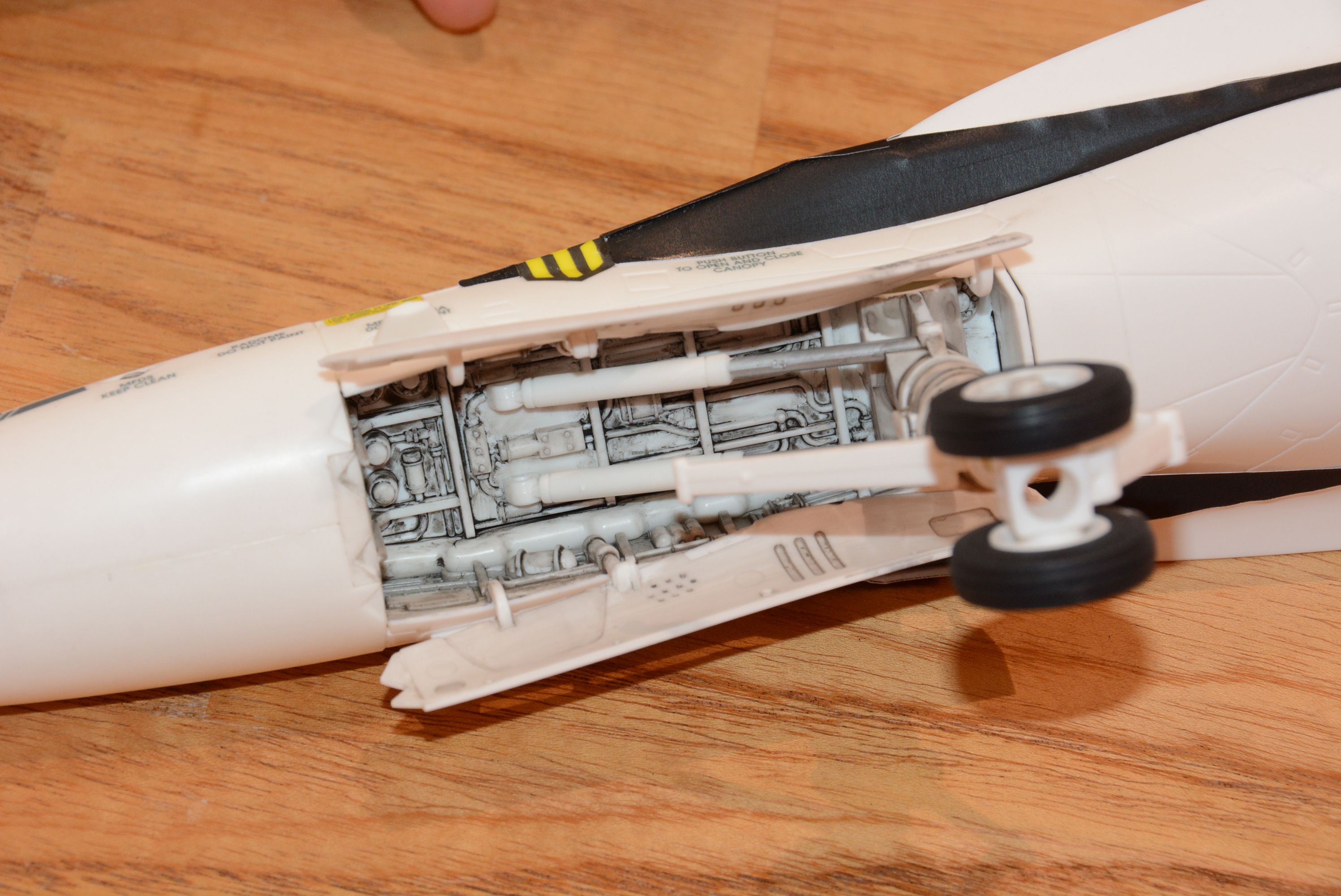 大型モデルをしっかりと支える金属シャフトを柱としたランディングギア。収納部分のディテールもしっかり入っている