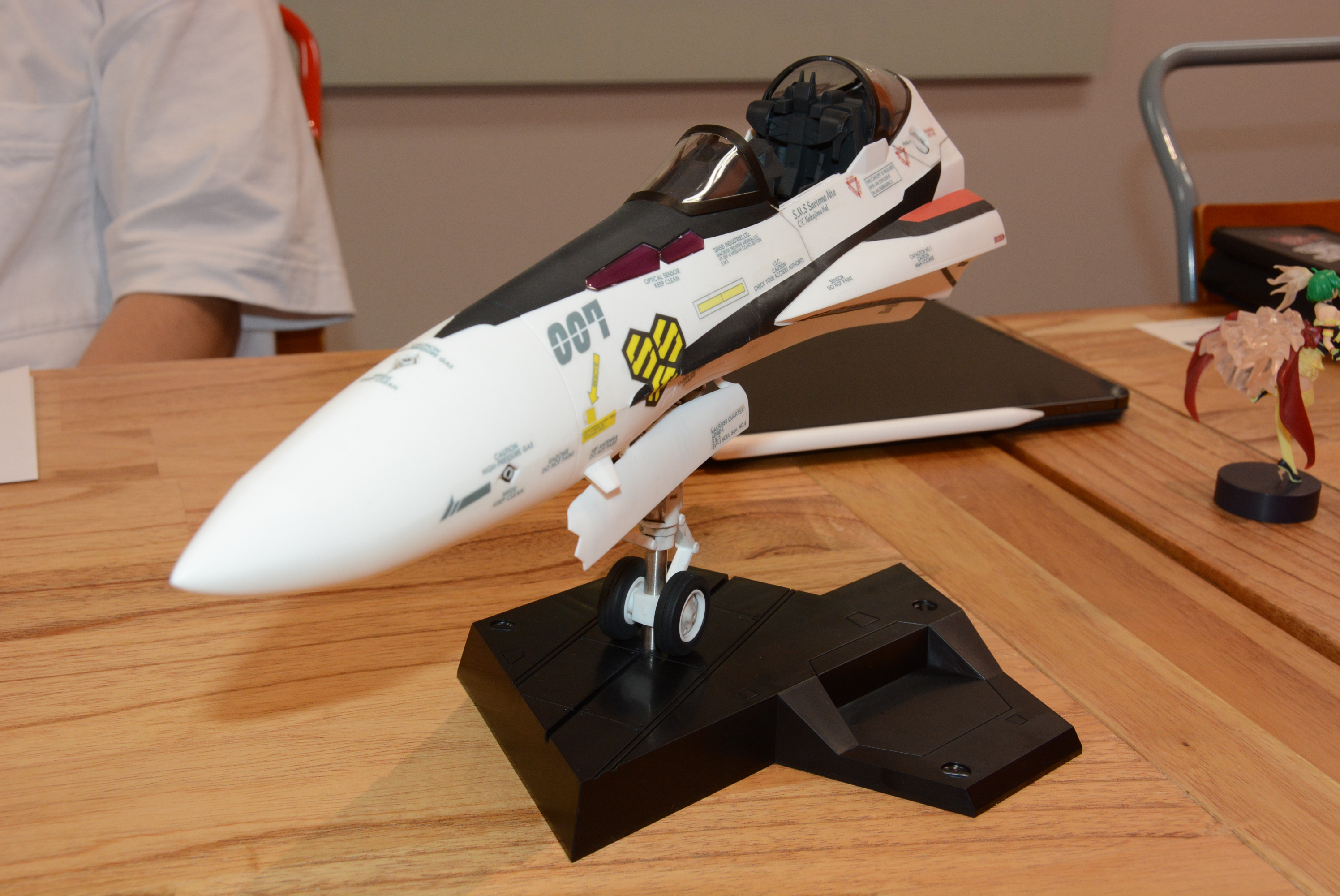 比べることで、開発スタッフや河森氏のこだわりで、「可変戦闘機の実在感」を求め、大きくブラッシュアップされているのがわかる