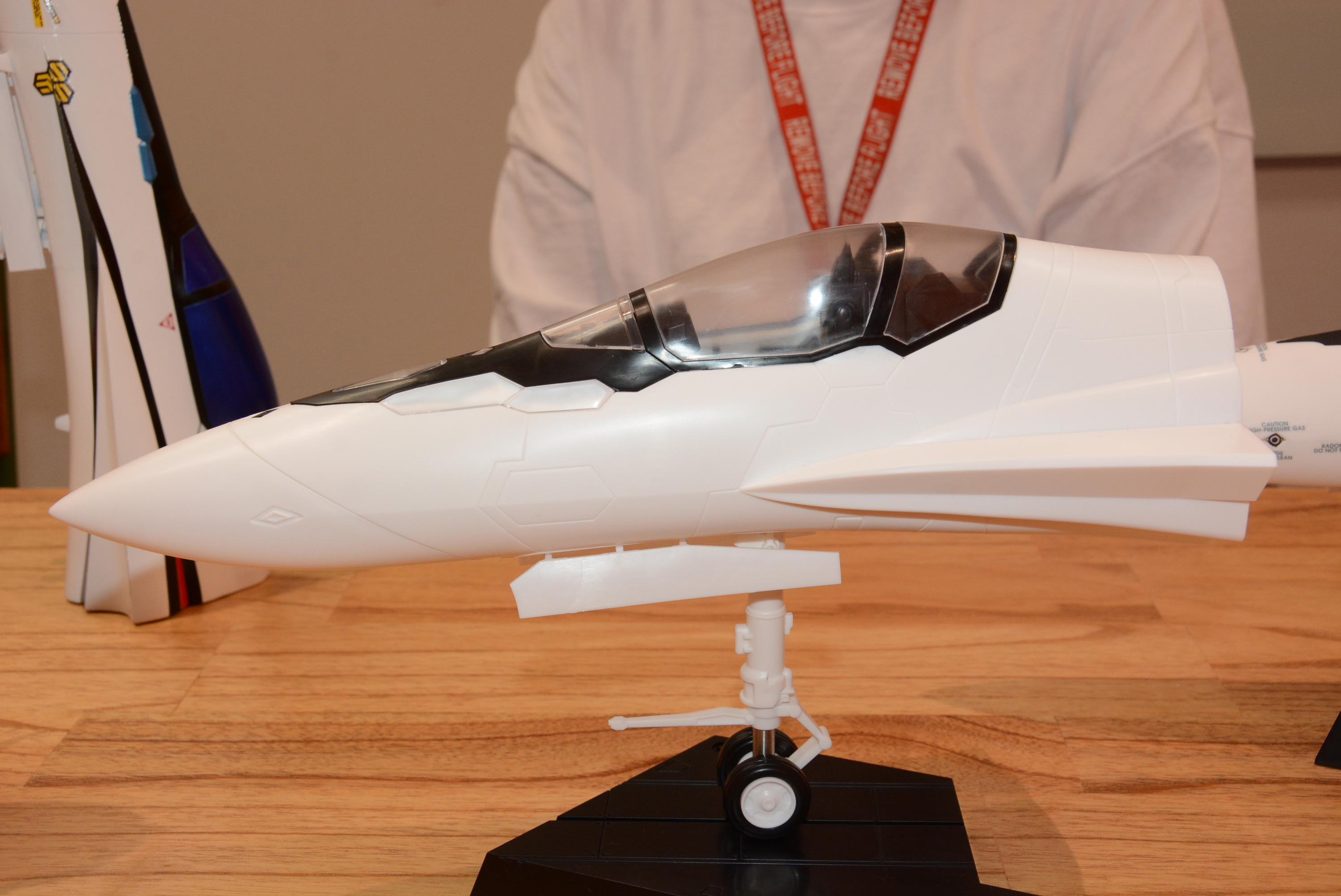 ほぼ同時に開発が進められている「機首コレクション VF-31J」。並べるとデザインの違いがわかる