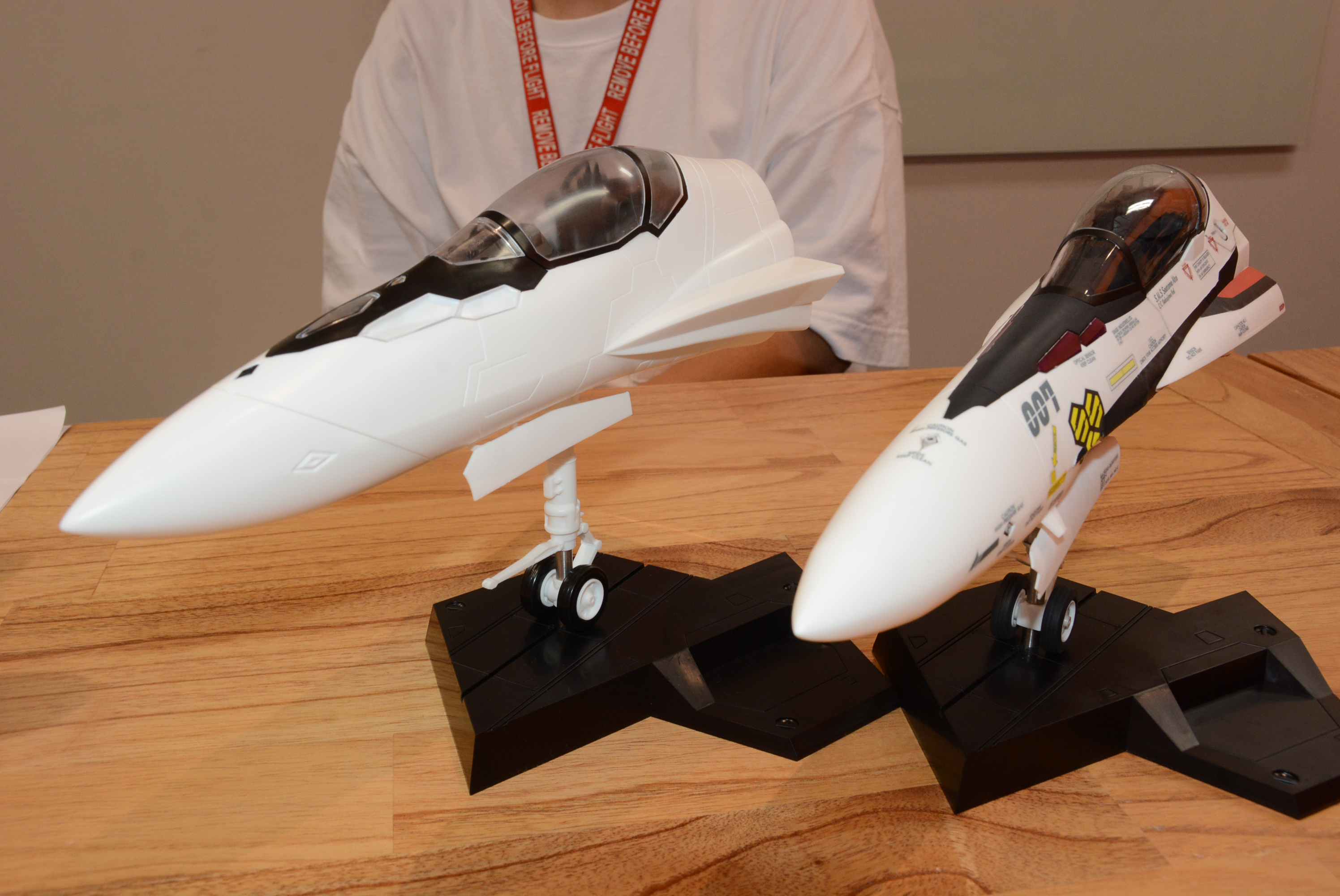 ほぼ同時に開発が進められている「機首コレクション VF-31J」。並べるとデザインの違いがわかる