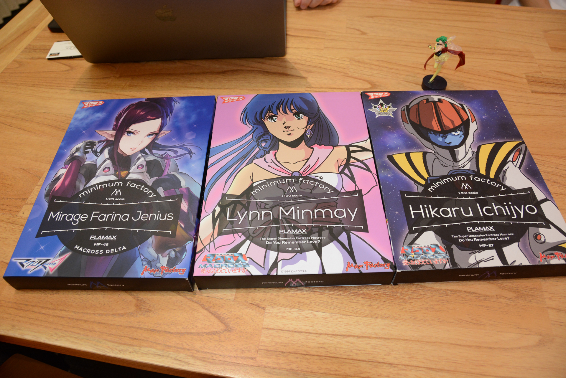 「PLAMAX」シリーズのキャラクターを並べることでドラマが生まれる。特に「ミラージュ」はVF-31のパイロットスーツを着ているので、改造の素体としても活用できる