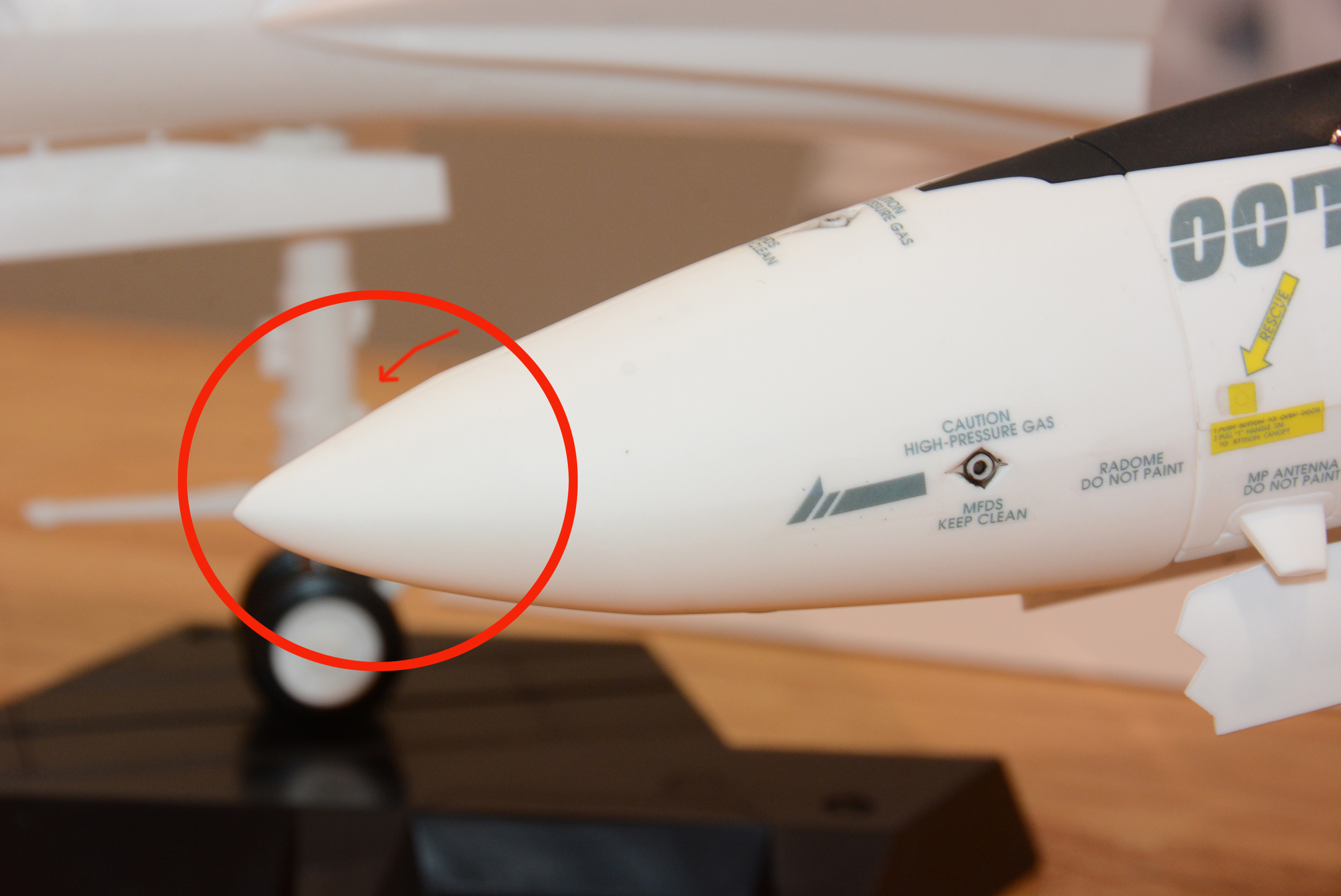 赤丸で囲った部分が河森氏がこだわった機首部分の折れ角。矢印も入れて補足してみた。このサイズでなければ表現できない要素だ