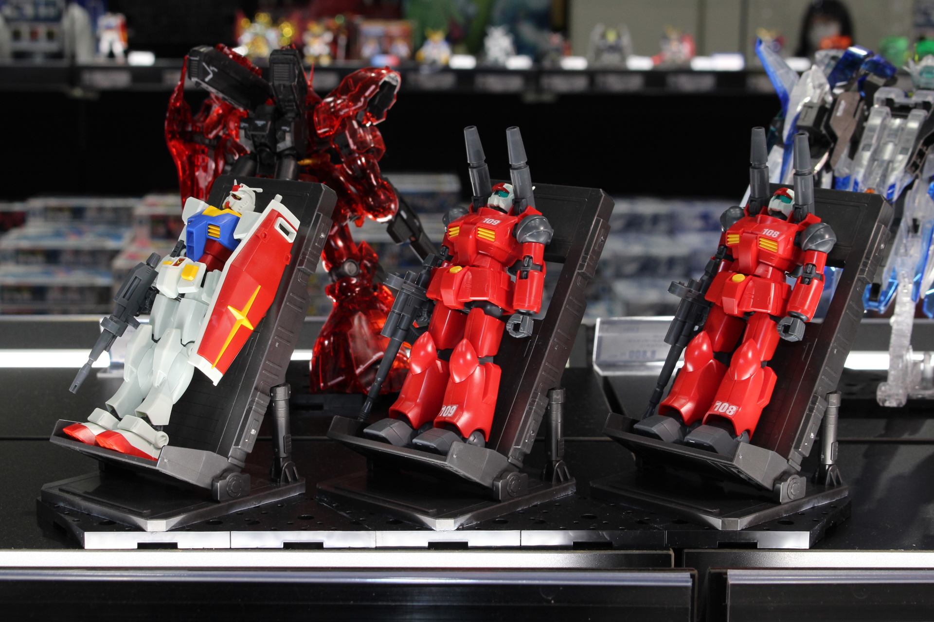 「1/144 ガンダムベース限定 ホワイトベースMSハンガー 3個セット」。8月7日発売。価格は1,980円（税込）。ガンダムベース限定品