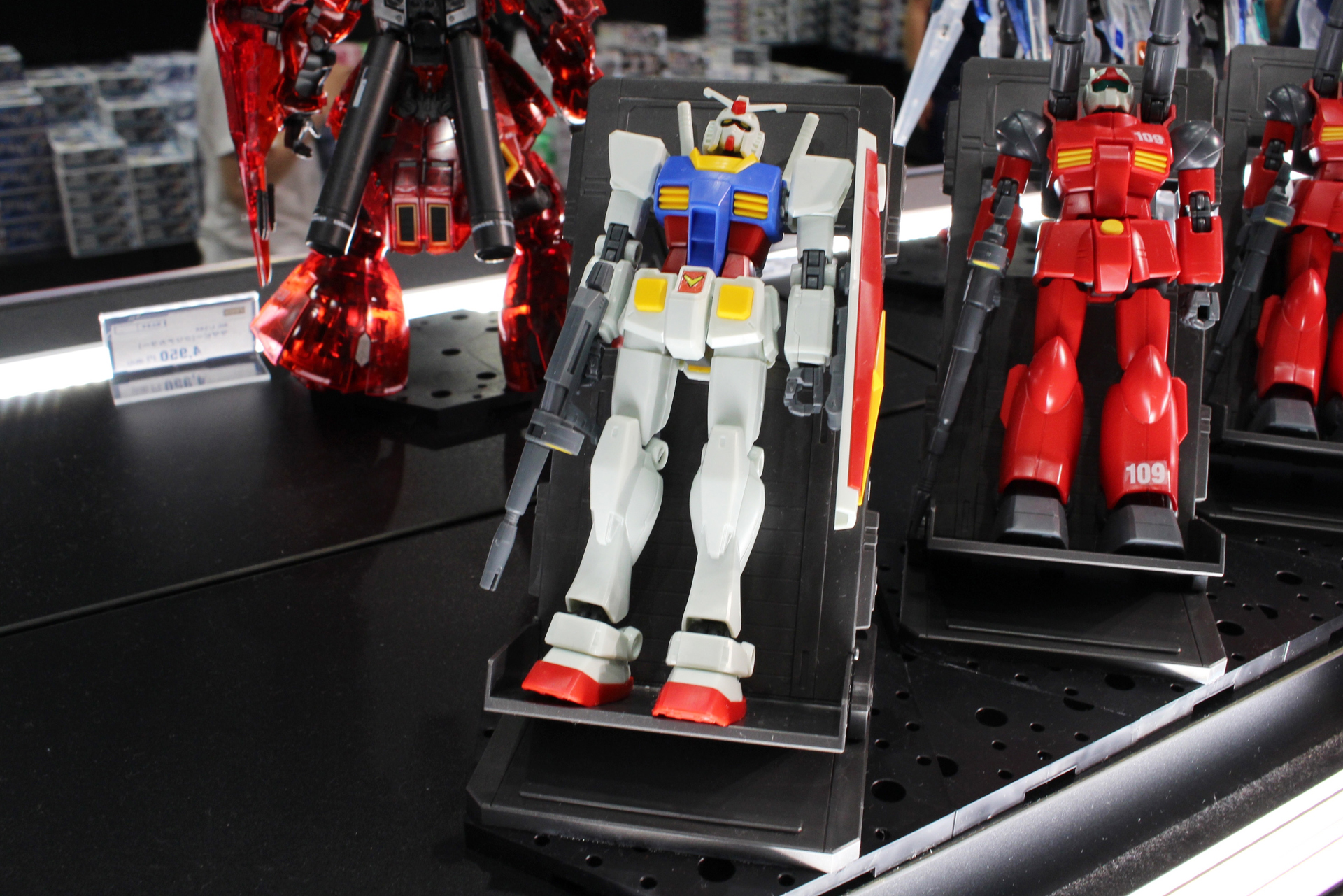 1/144スケールガンダムと同サイズのガンプラをディスプレイするのにベストマッチ。