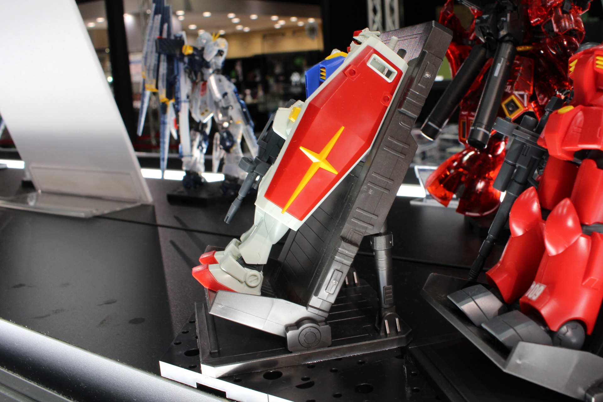 支えとなる支柱はシリンダーとなっていて、伸縮する