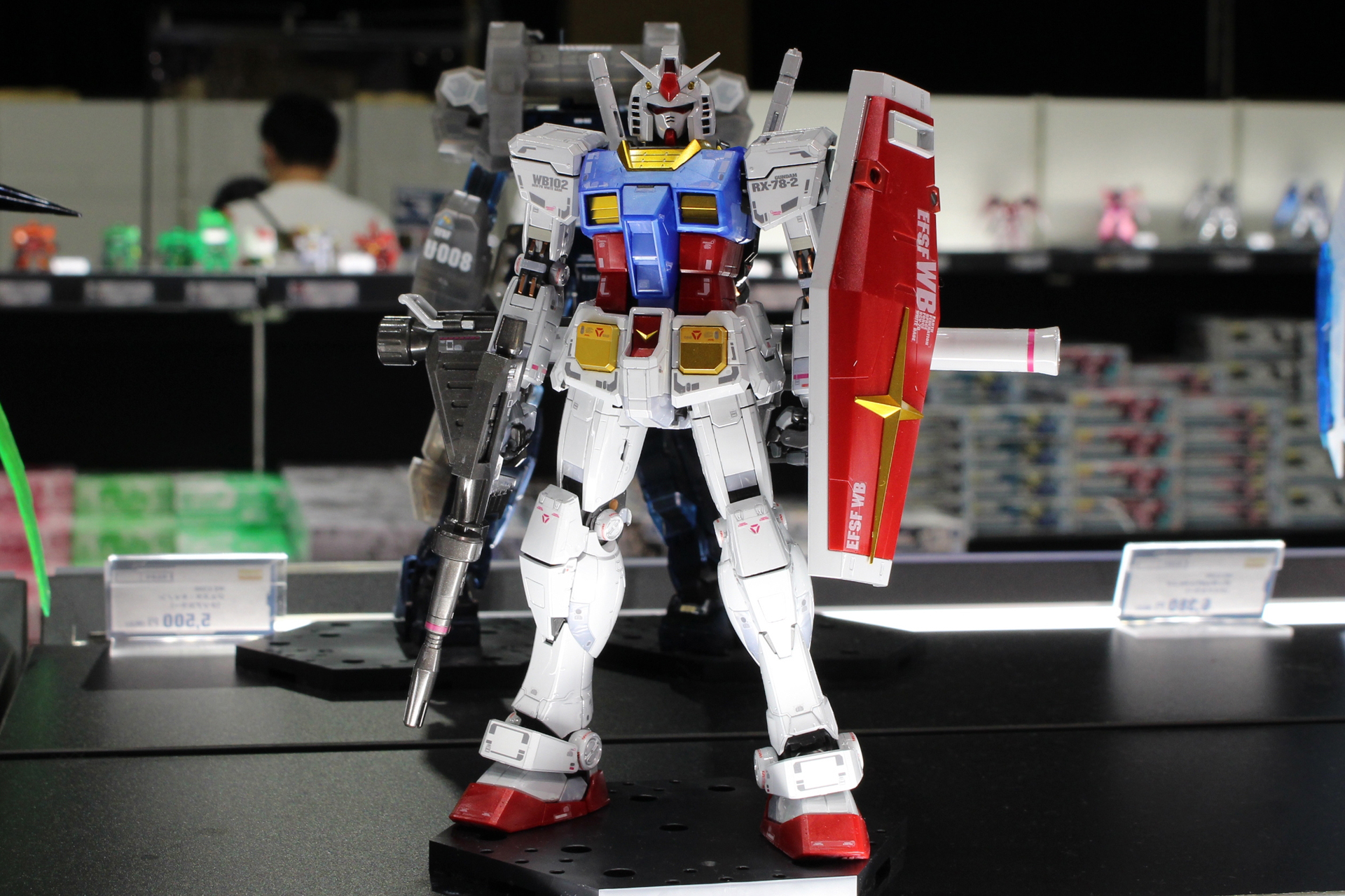 「MG 1/100 ガンダムベース限定 RX-78-2 ガンダム Ver.3.0[チタニウムフィニッシュ]」。8月7日発売、価格は9,900円（税込）。ガンダムベース限定品