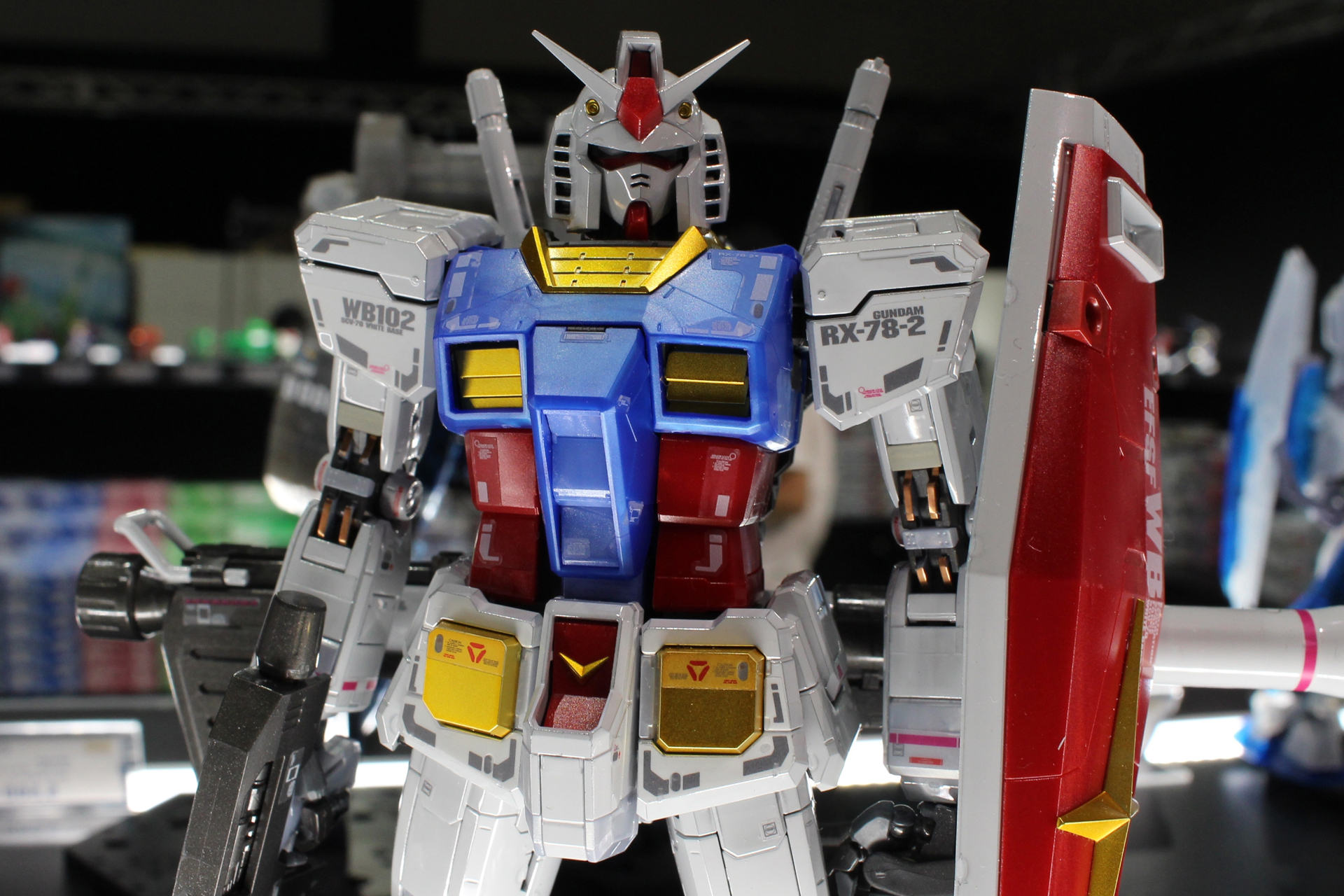 ホワイトメッキのぬらっとした光沢は必見。ゴールド部分との輝きの違いにも注目