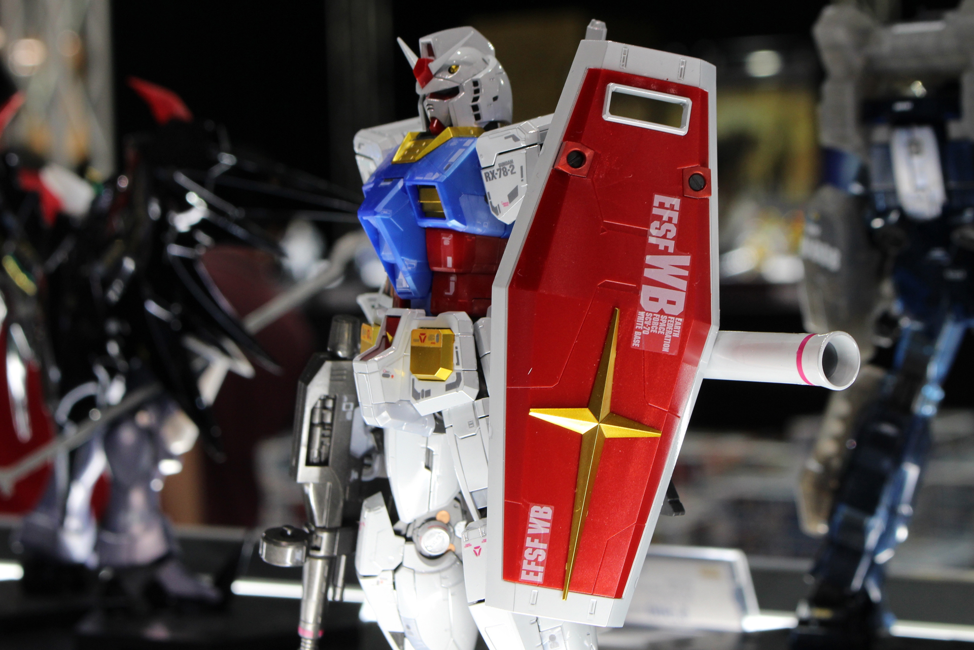 青、赤のパーツはメタリック仕様。これもまたメッキパーツとは違う質感となっている