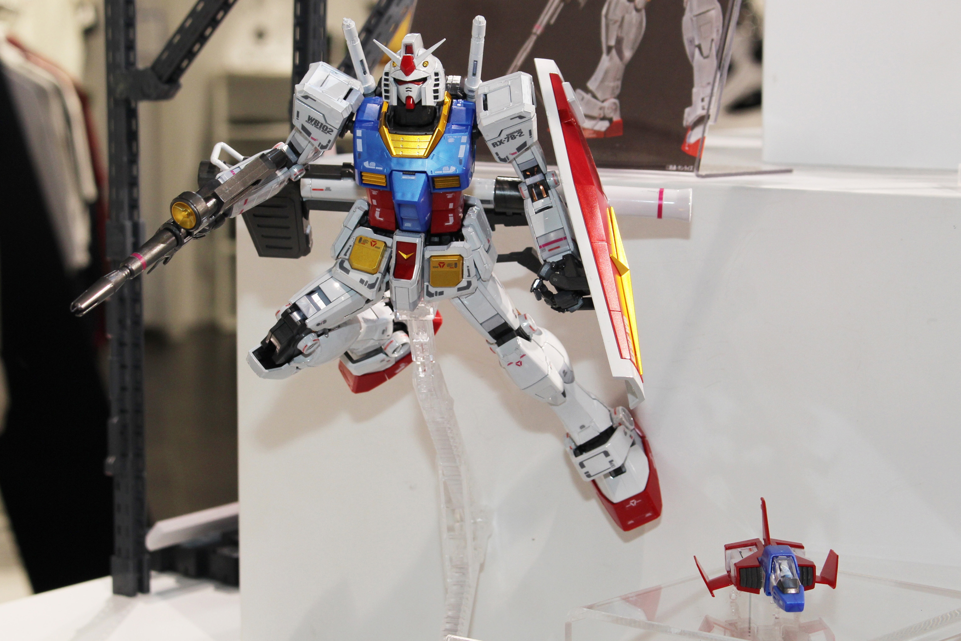 写真右下のコア・ファイターの変形やガンダム内部への収納機構も再現している