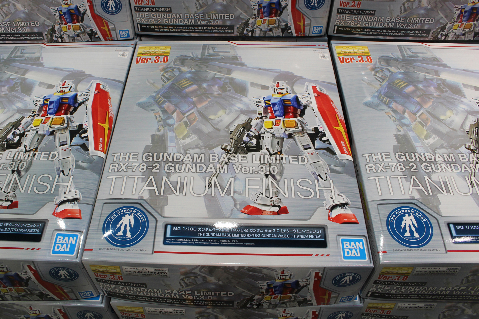 パッケージ。「MG ガンダム Ver.3.0」のイラストを背景に、縦型のデザインになっている