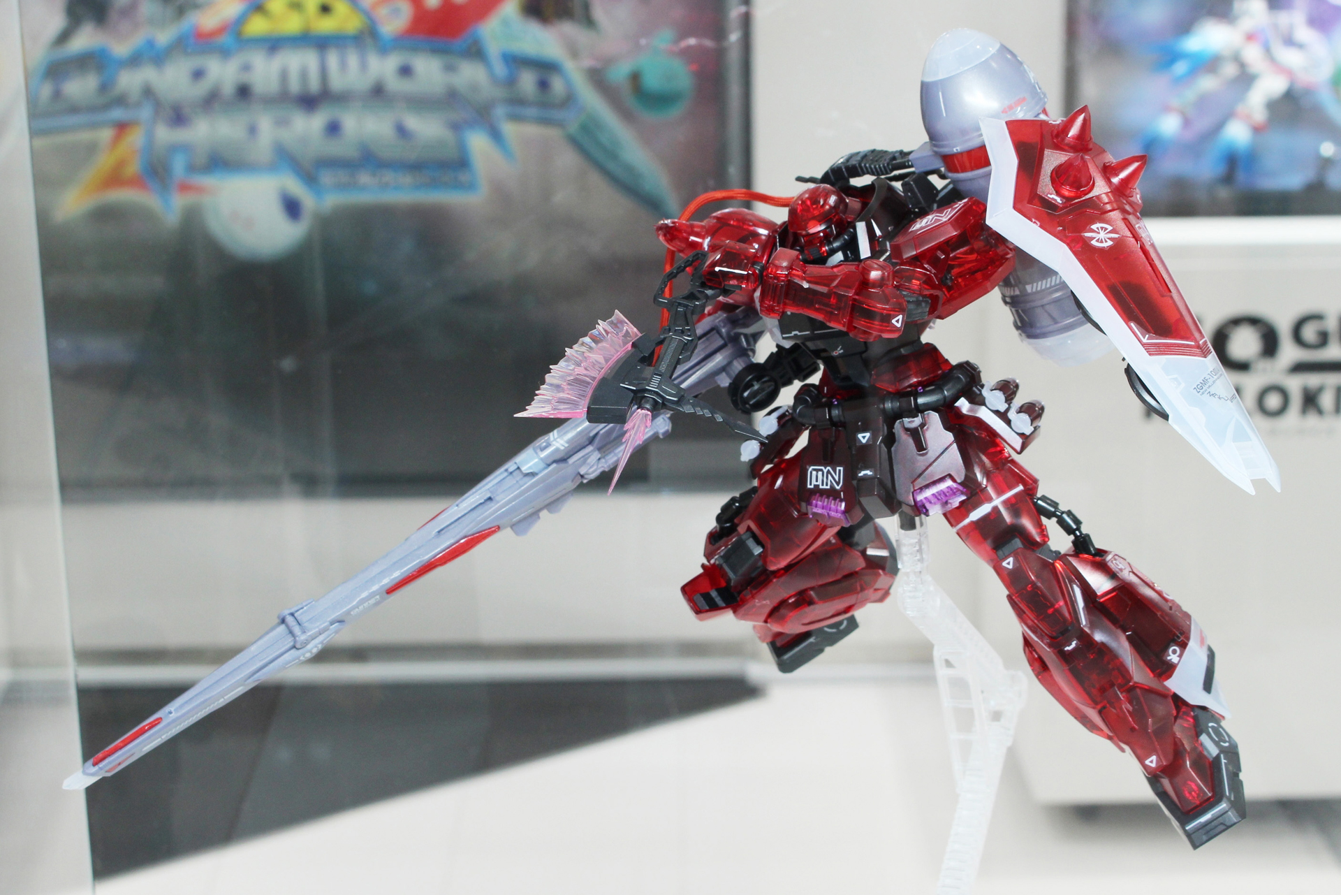 「MG 1/100 ガナーザクウォーリア(ルナマリア・ホーク専用機)[クリアカラー]」。8月21日発売（ガンダムベースでの発売日）、価格は4,730円（税込）