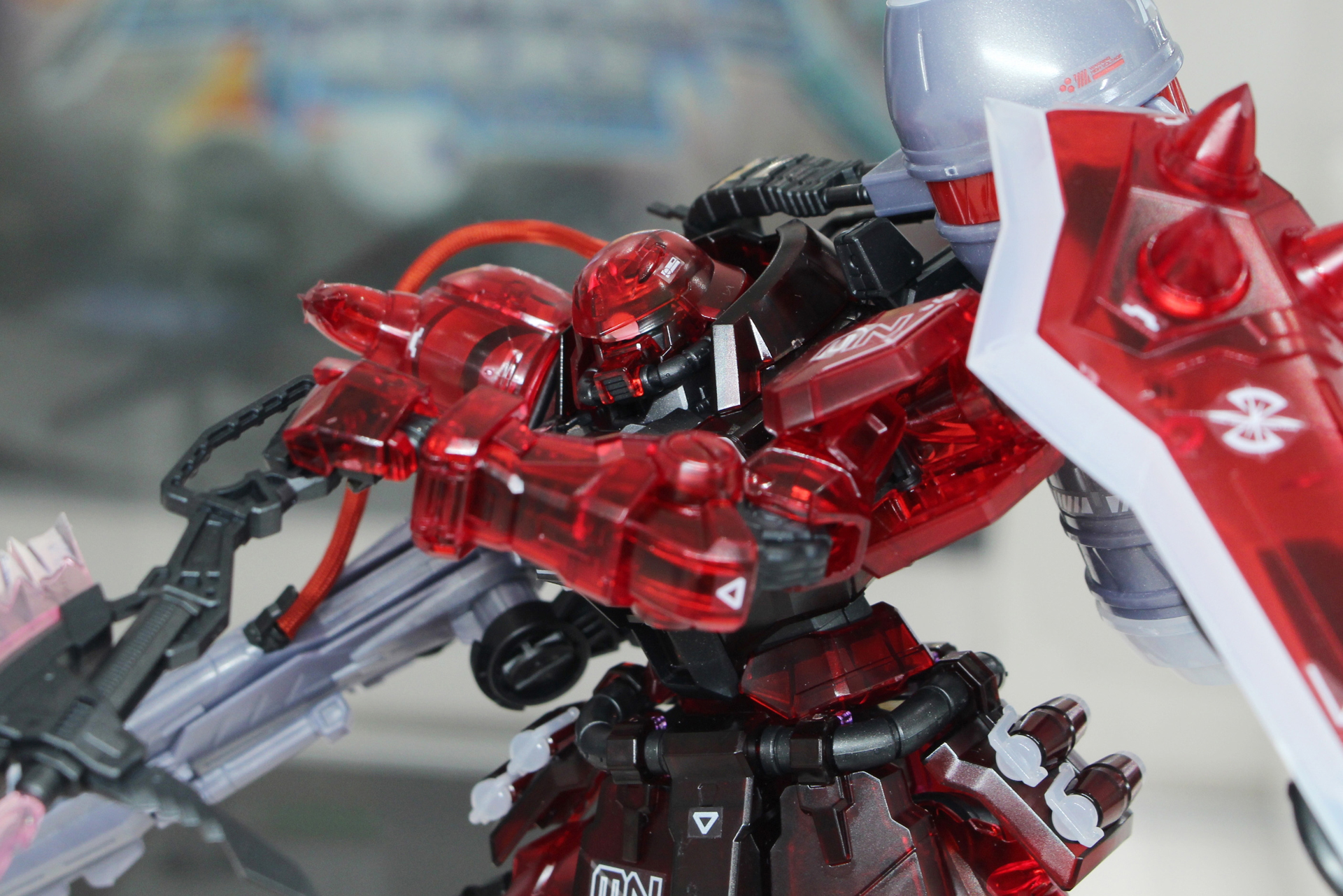 モノアイがクリアカラーの頭部から透けて見え、面白い効果になっている