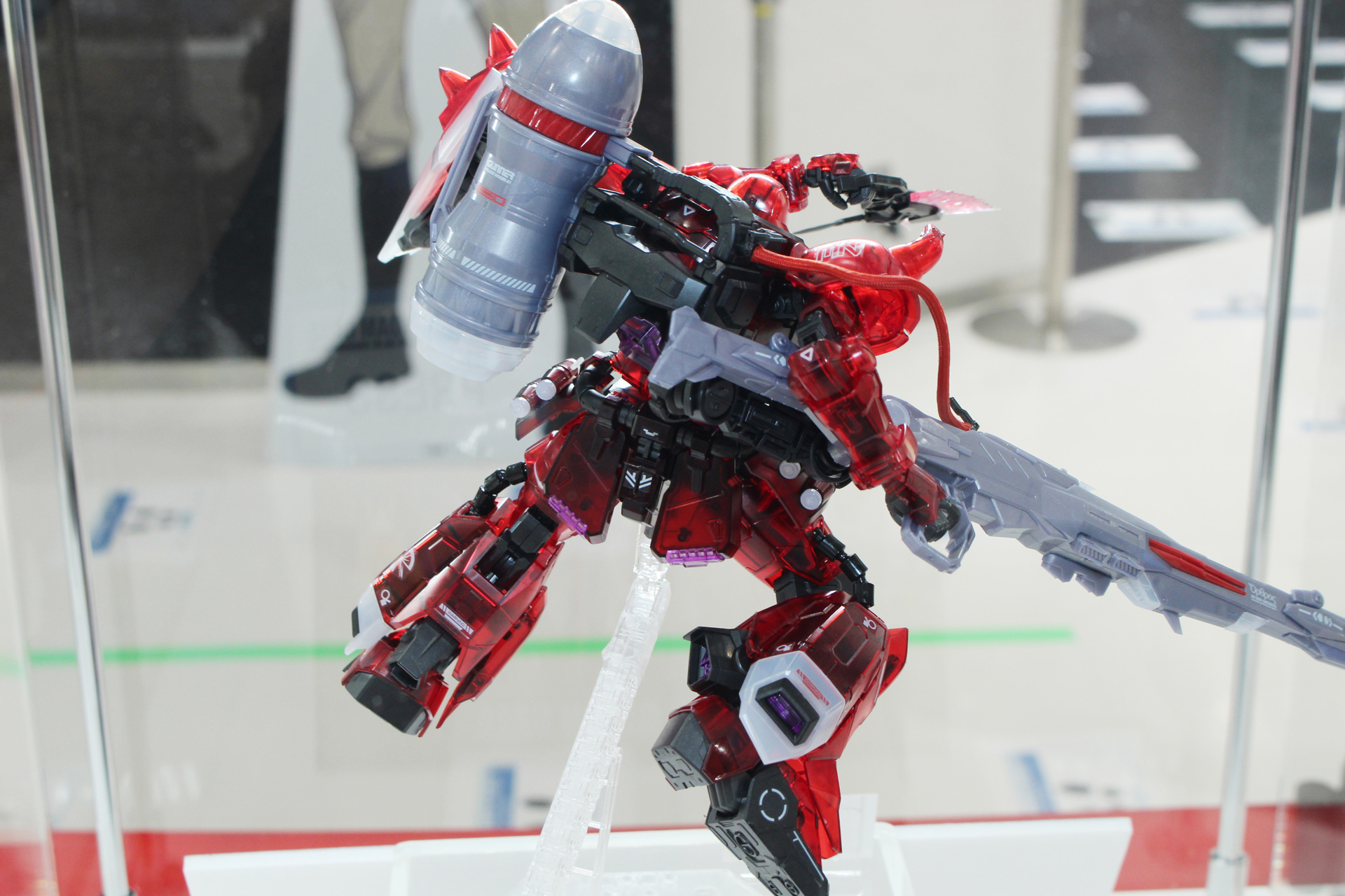 ガナーウィザードのエネルギータンクとオルトロスビーム砲などの武装はクリアパーツではない仕様となっている