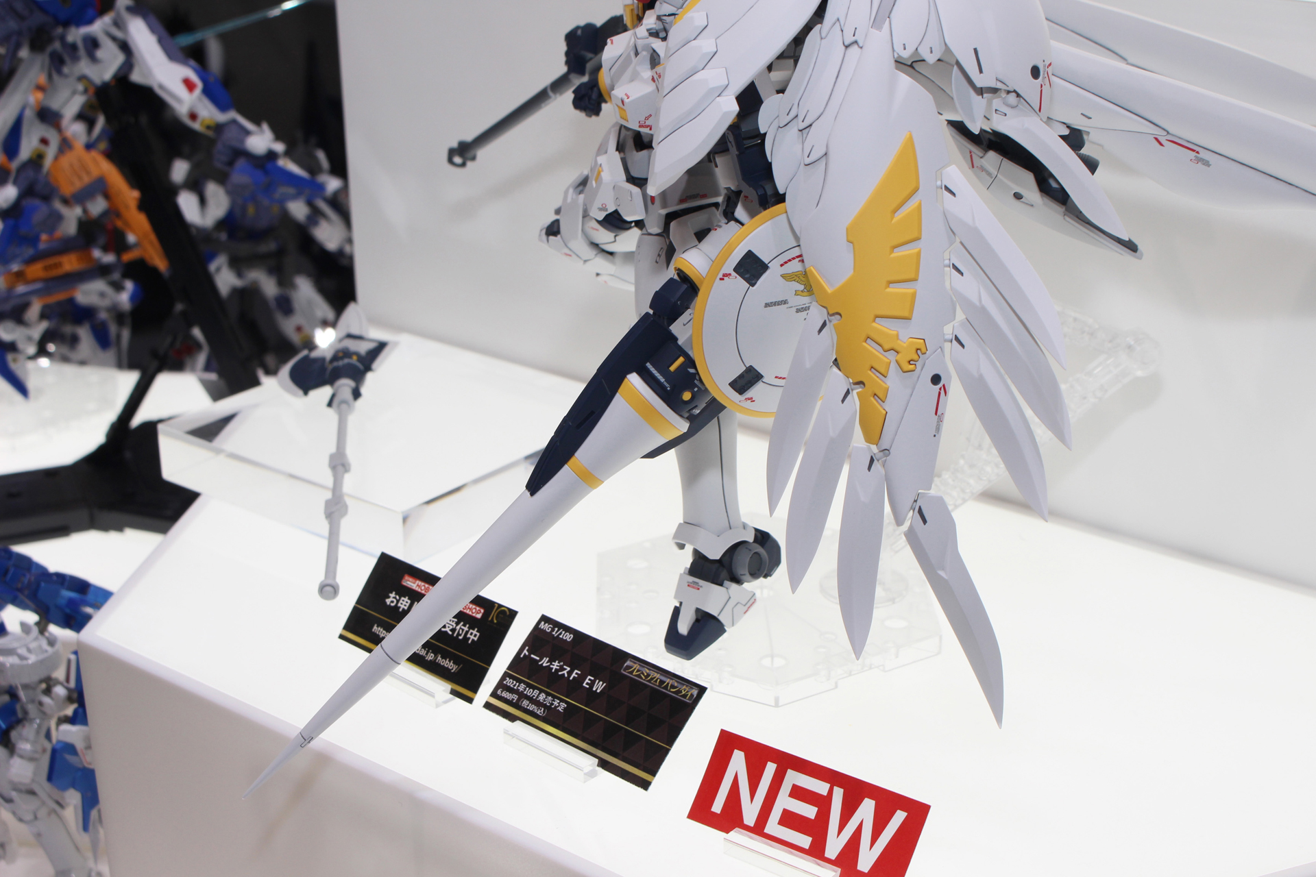 左腕に装備したヒートランスは専用のアタッチメントによってシールドとともにセットされる