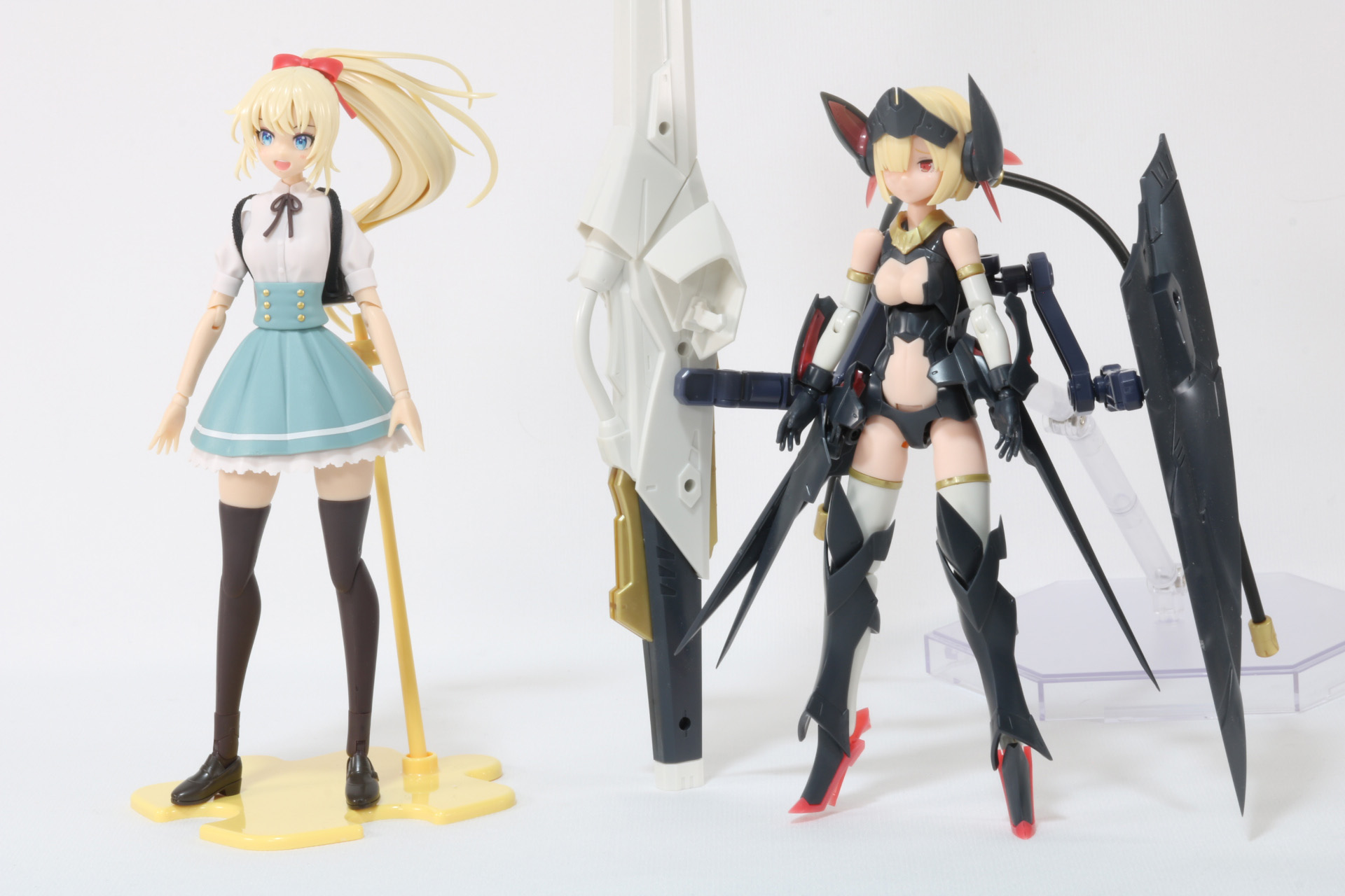 「創彩少女庭園 佐伯 リツカ【聖アイリス女学園高等部・夏服】」（左）、「メガミデバイス BULLET KNIGHTS ランチャー」（右）