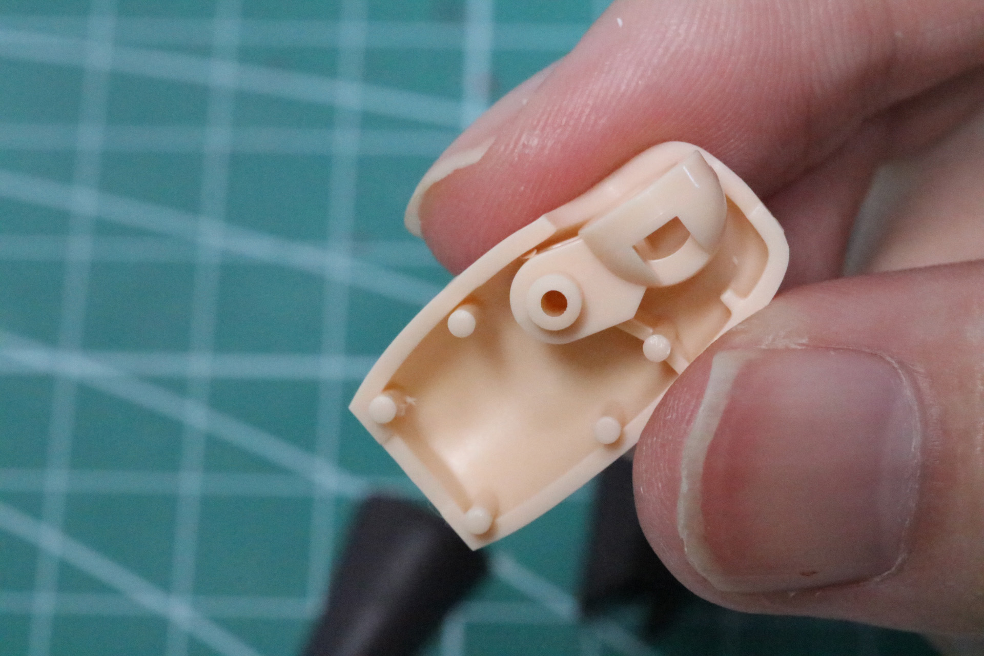 腰部との接続部は引き出し可動ができる