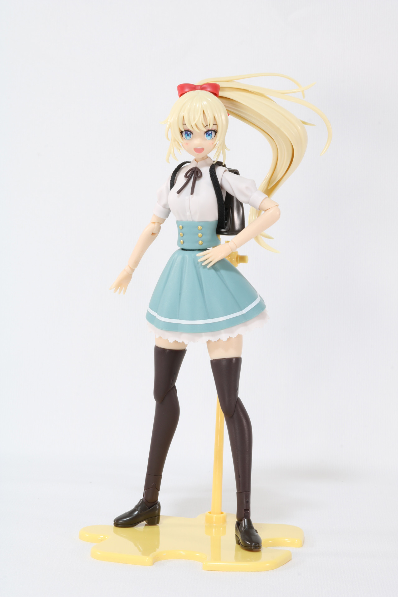 付属のベースではポージングが固定されるため、アクションポーズではコトブキヤから発売中の「ニューフライングベース」を使用