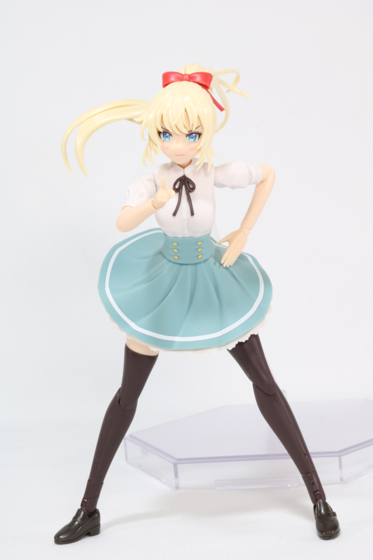 付属のベースではポージングが固定されるため、アクションポーズではコトブキヤから発売中の「ニューフライングベース」を使用