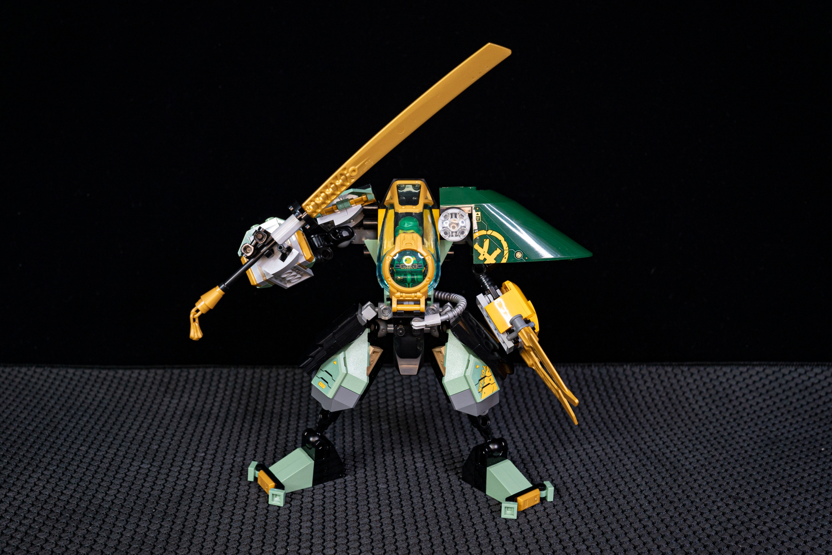 完成品にステッカーを貼った最終形態。2,000円台でここまでのものが作れるのは「凄い」の一言