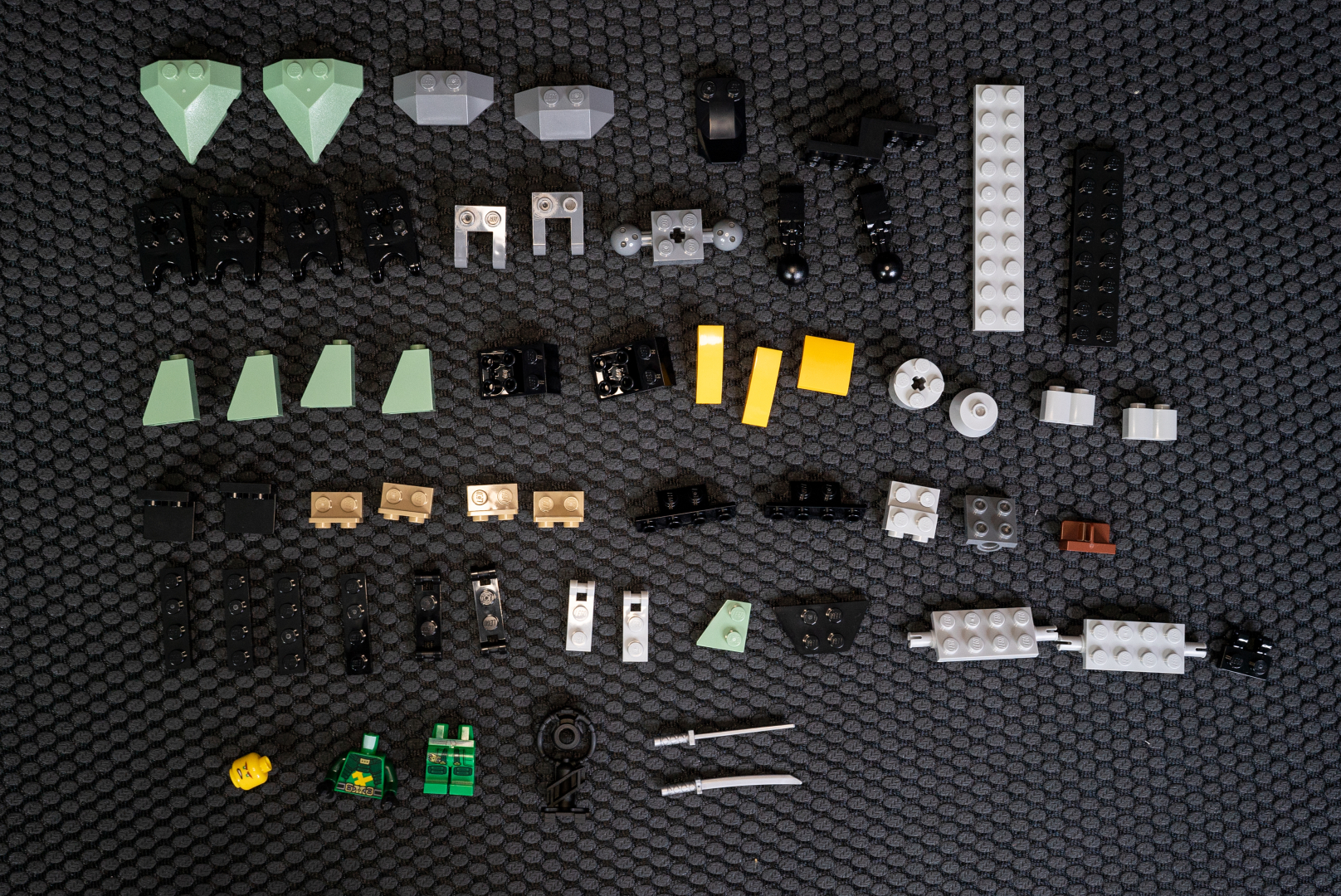 袋「1」の内容物。今回は細かいパーツが多いので、小袋に入っているやつと別画像で紹介してみた