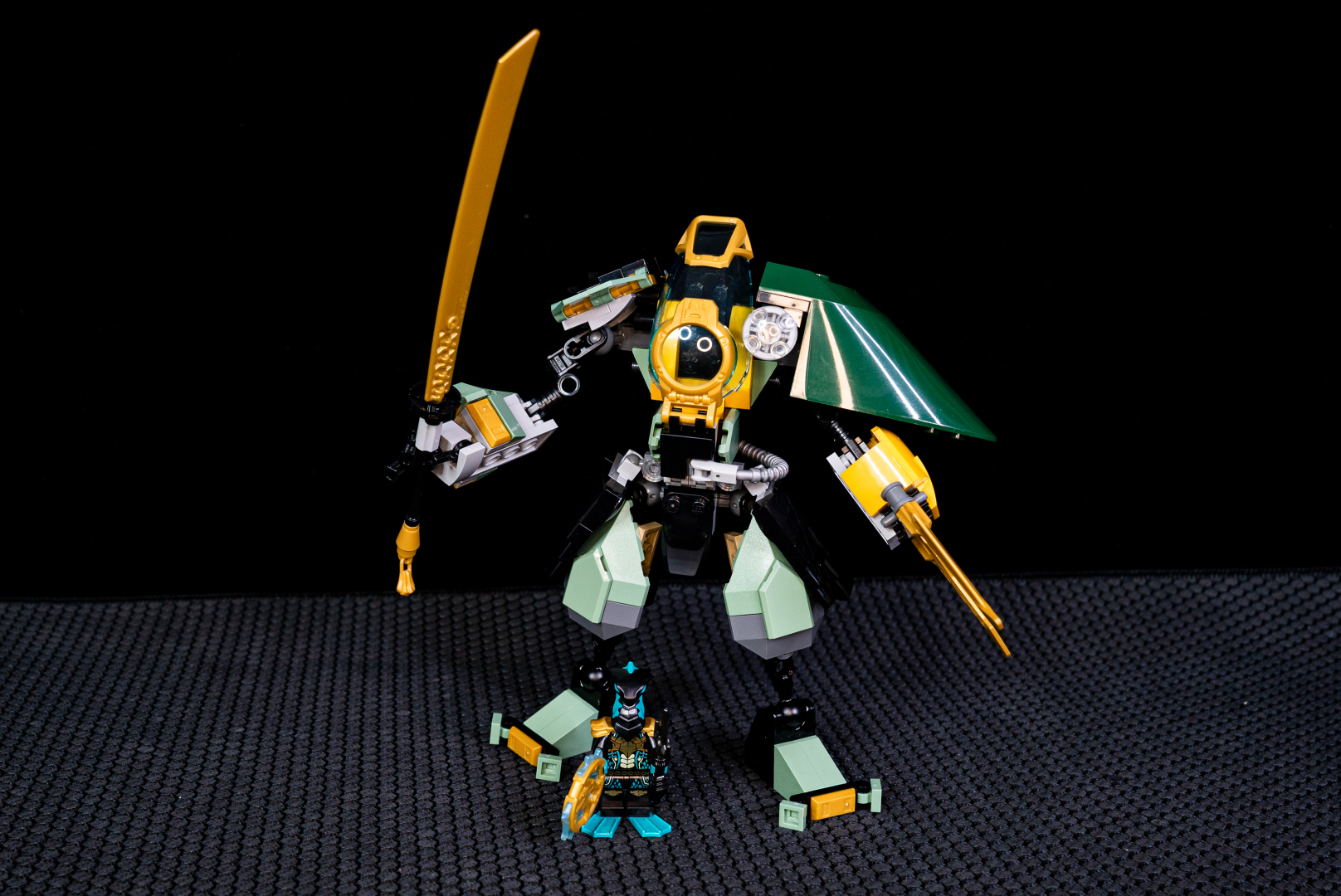 完成したロイドのメカスーツと敵キャラ。余剰パーツは今回はあまり多くはなかった。