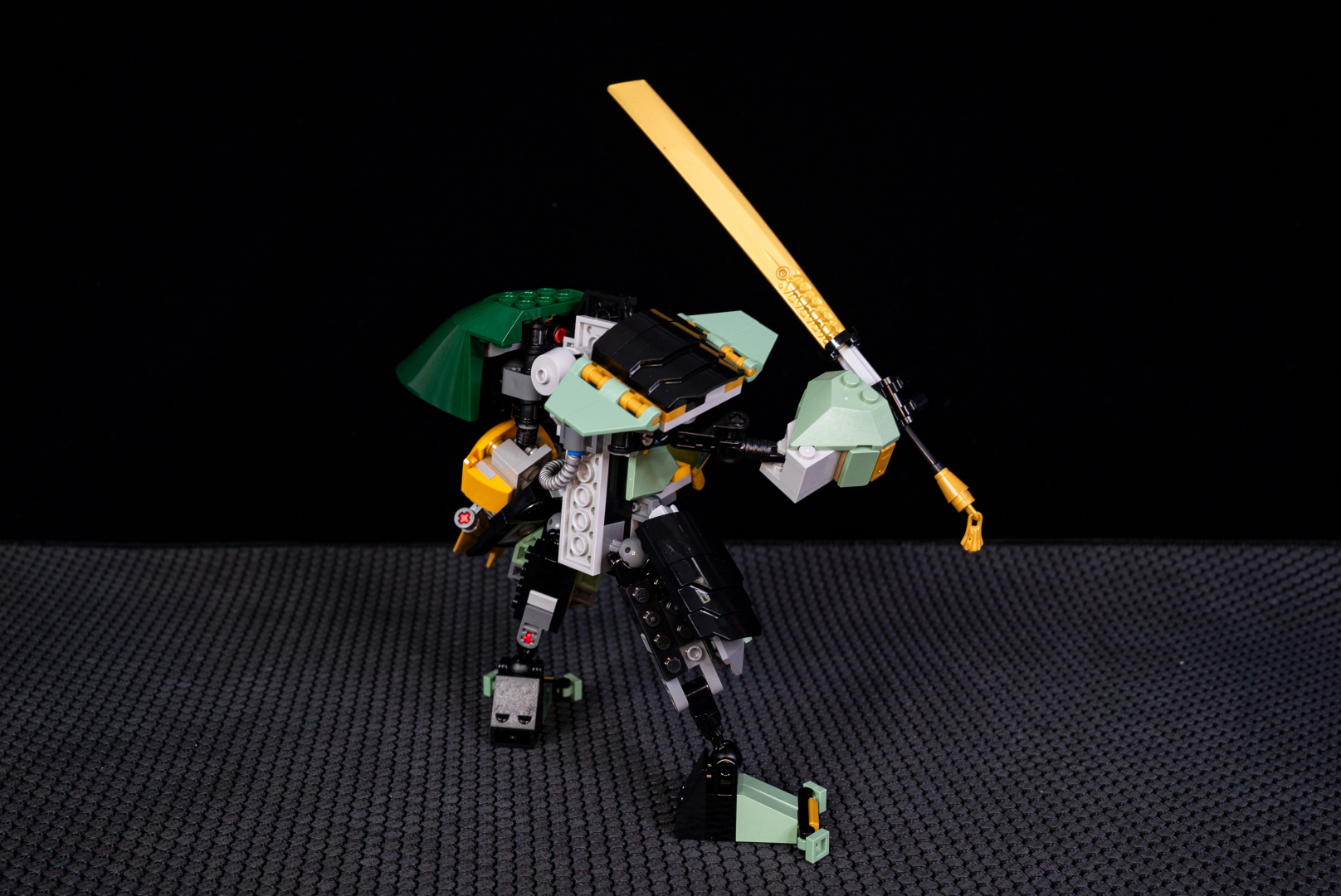 完成品にステッカーを貼った最終形態。2,000円台でここまでのものが作れるのは「凄い」の一言