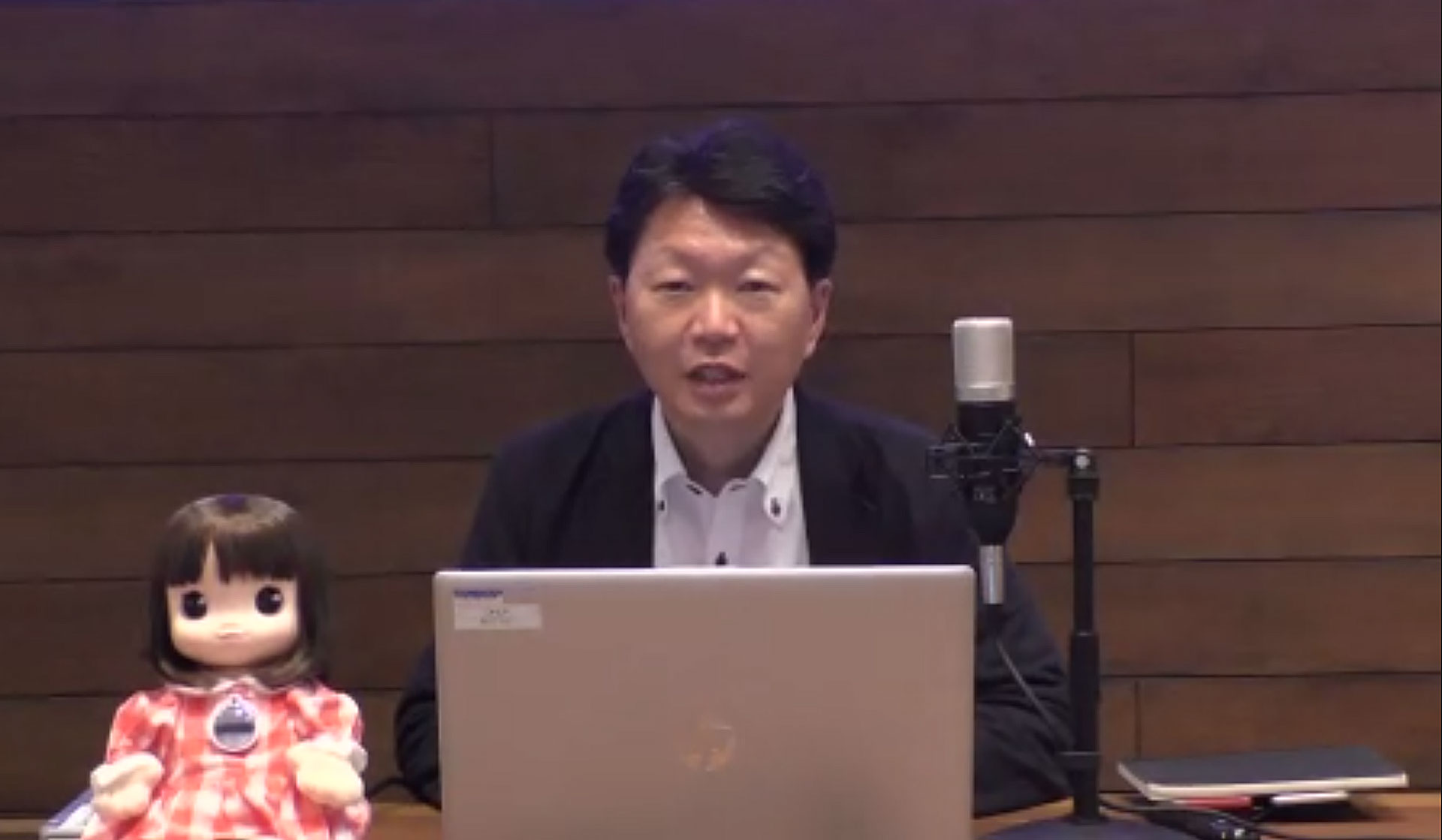 開発担当のネクスト事業室 企画開発課 係長 多田翔平氏。このように、「あみちゃん」の電池はボックスで背中から取り出せるようになっている。機械が苦手なシニア世代でも直感的にわかりやすい構造になっている