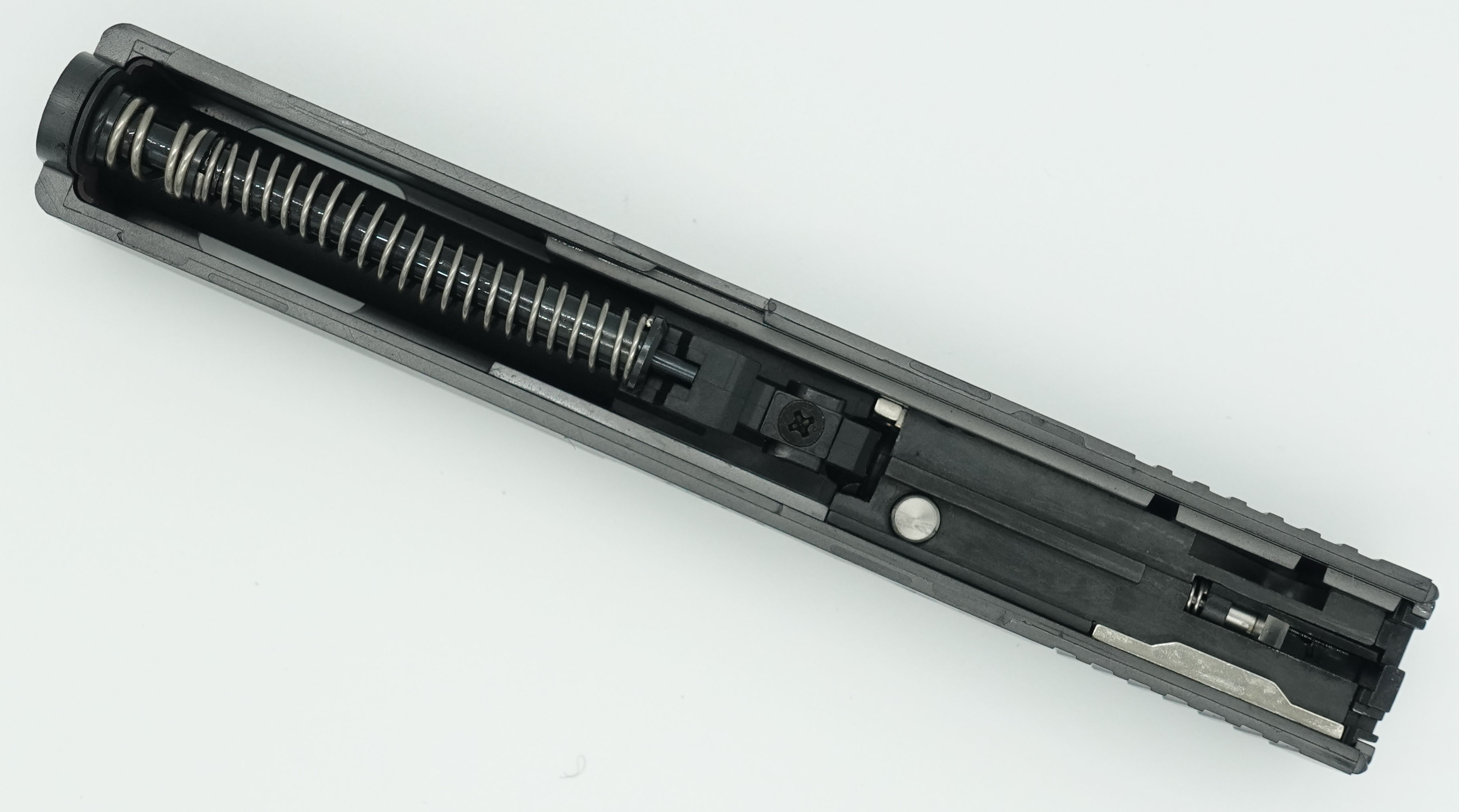 ステンレス削り出し部品や、バッファー付きリコイルガイドを装備