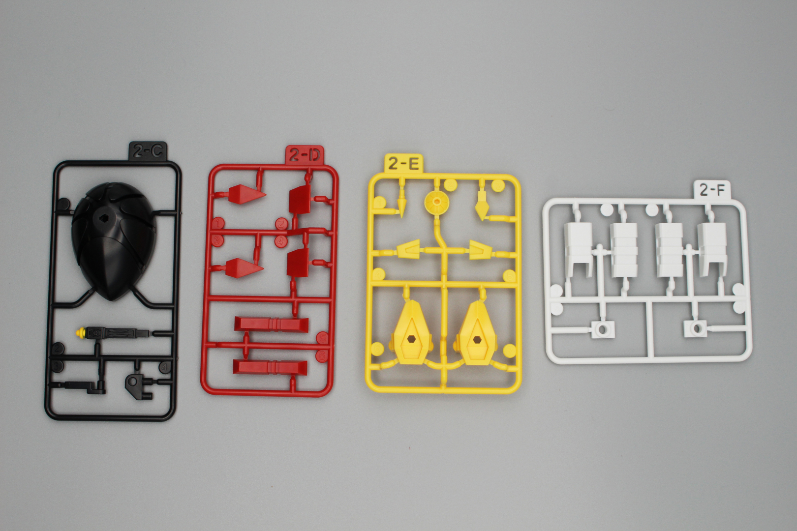 「SMP [SHOKUGAN MODELING PROJECT] タイムボカンシリーズ 逆転イッパツマン トッキュウザウルスセット」でも複数のパーツにアンダーゲートを採用していた