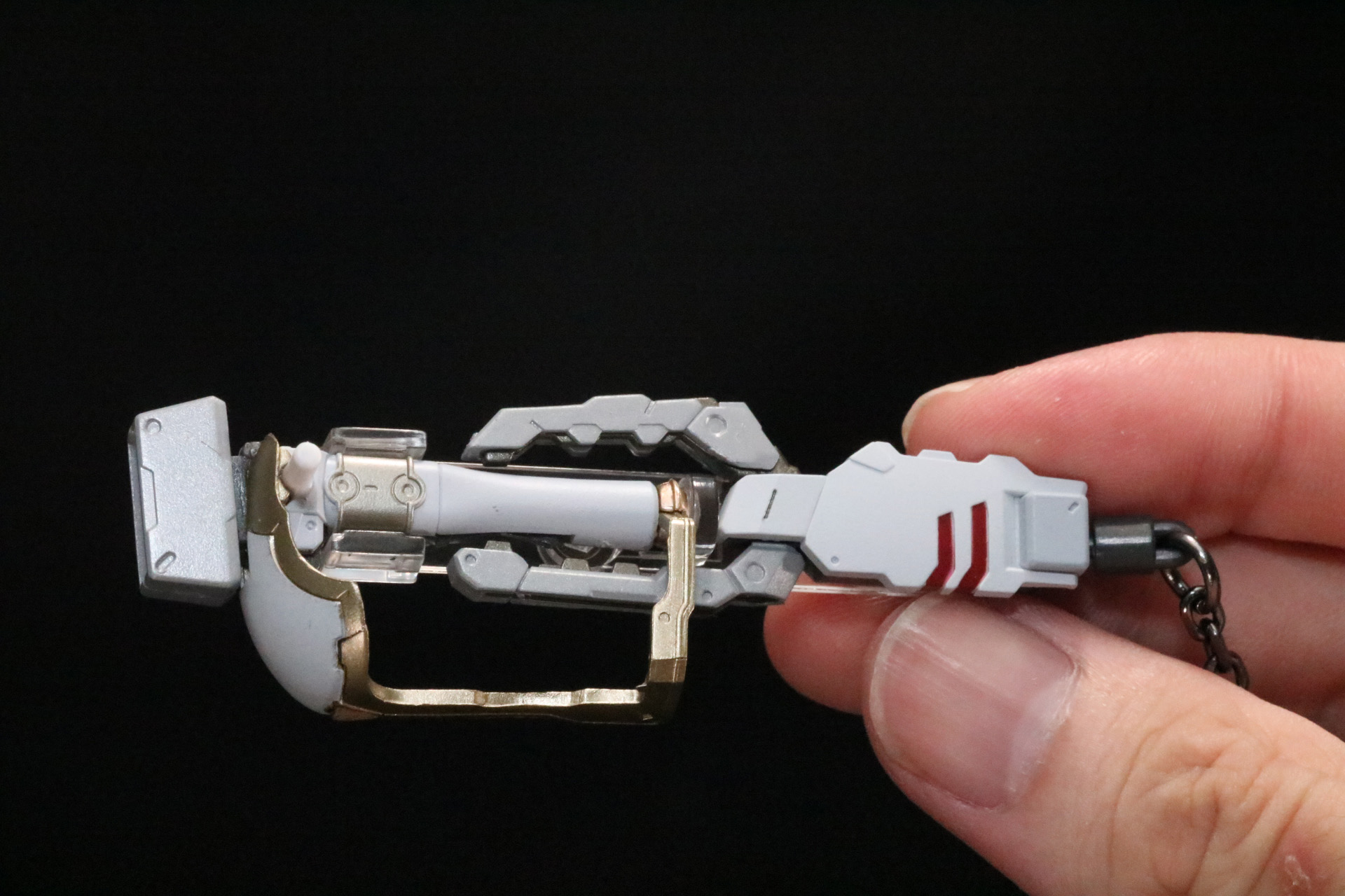 サイドアーマーはグレー部分を回転させることで、ハードポイントが露出