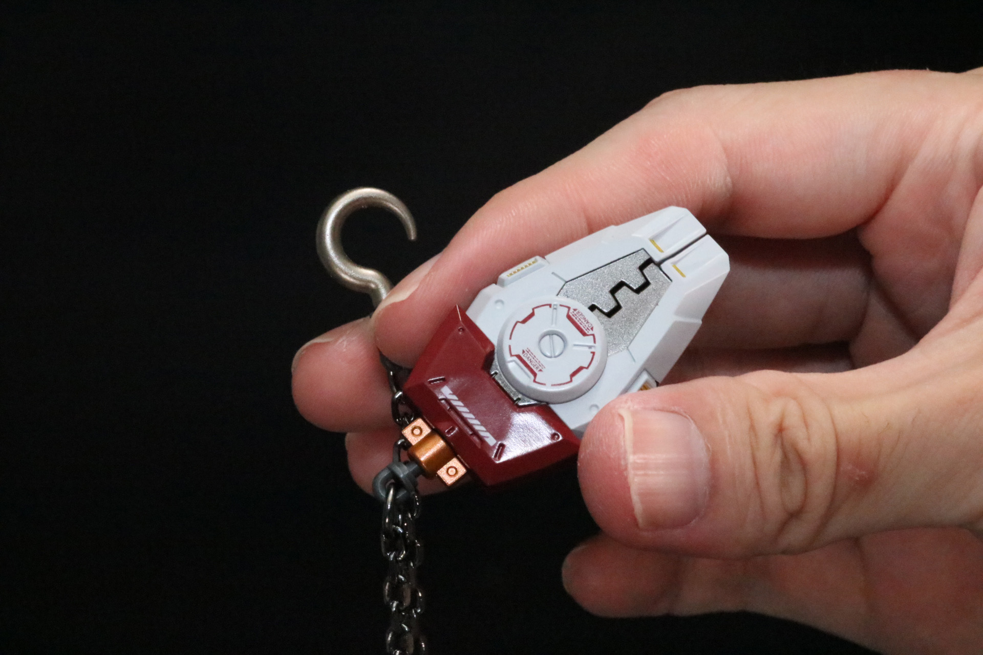 フックは取り外しができ、チェーンパーツが接続可能