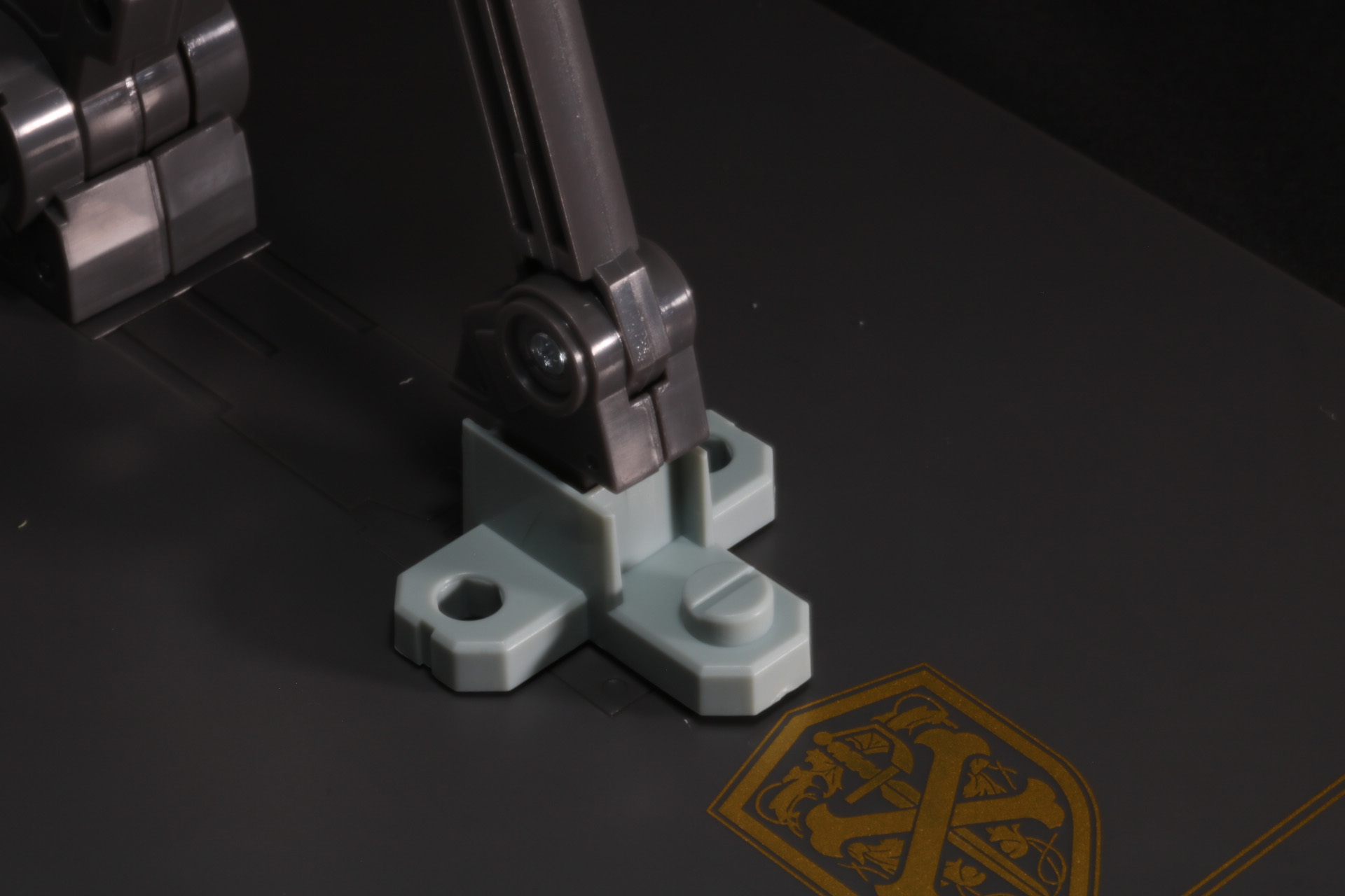 支柱の根元の突起に合わせて「エレゴレラ」と固定吸うことができる