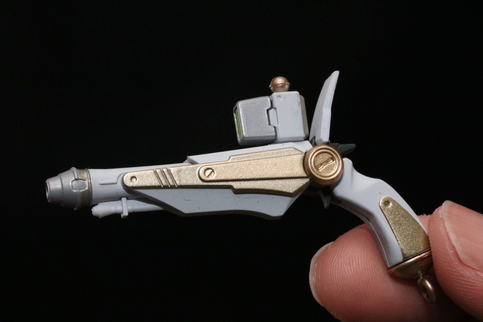 「ビーム・ザンバー」と「バスター・ガン」の接続口を展開