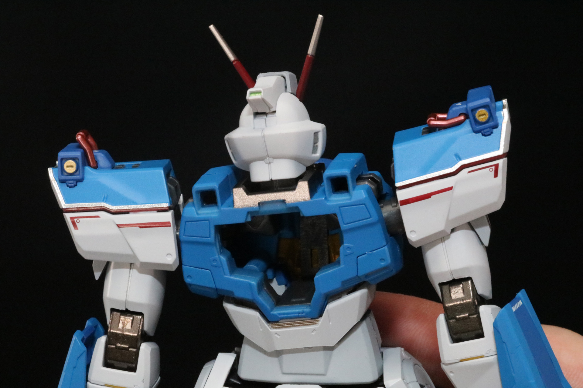 本体背面の空洞にコア・ファイターを接続