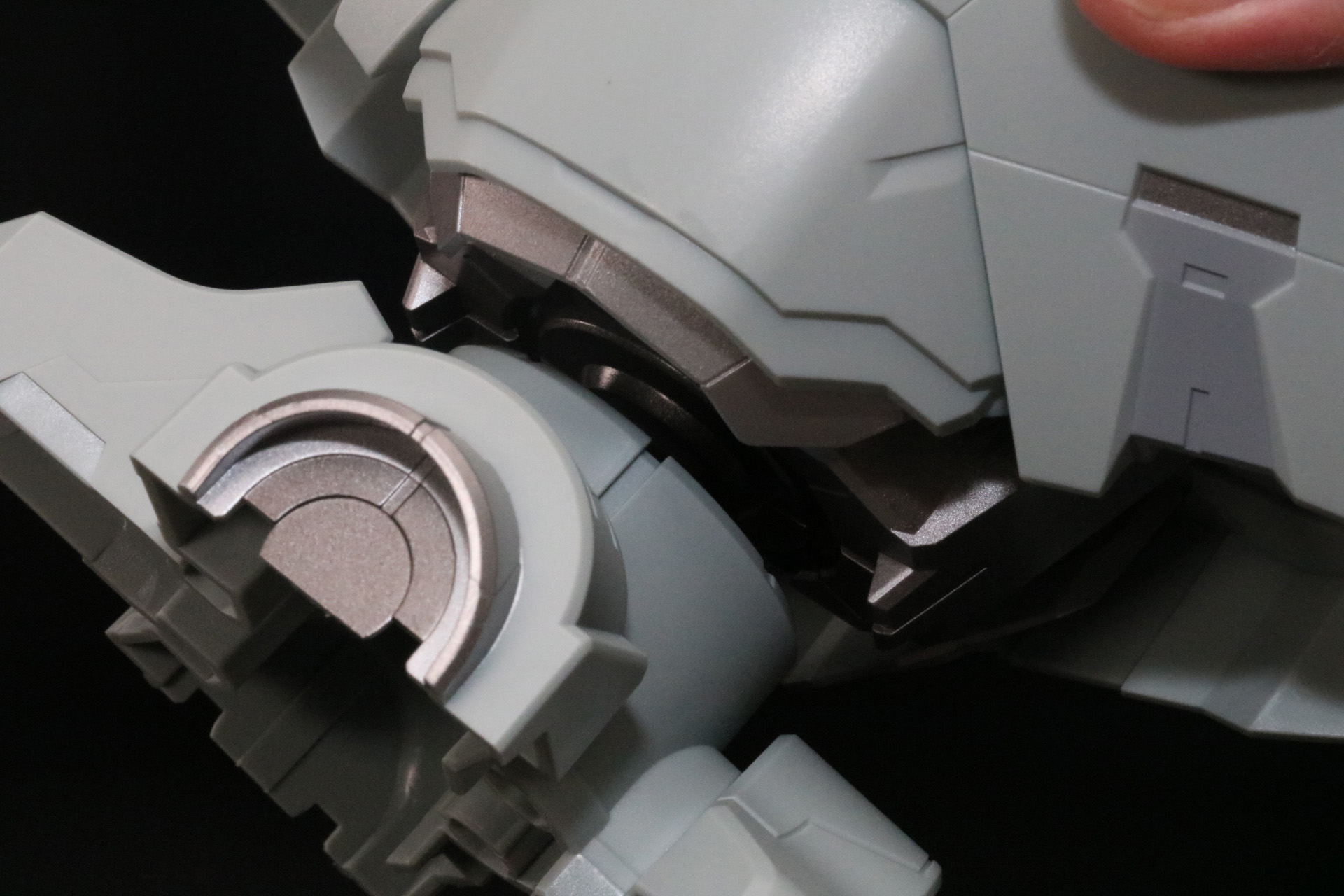 肩部に腕部を接続。左右に接続口があり、好みで腕部の位置を変えることができる