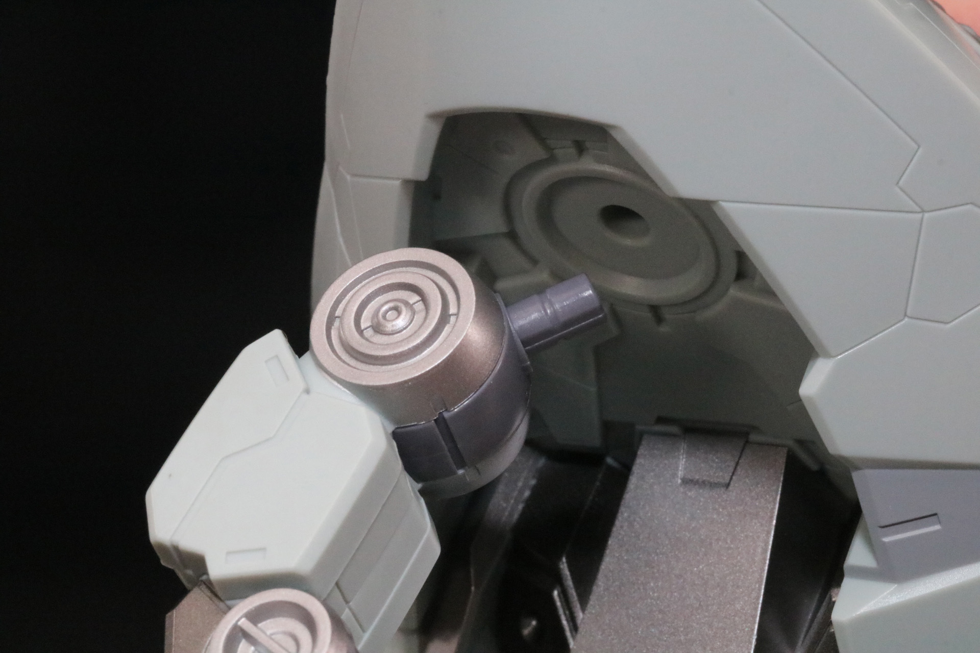 肩部に腕部を接続。左右に接続口があり、好みで腕部の位置を変えることができる