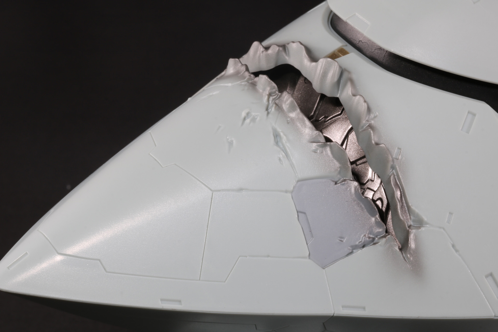 劇中のダメージ描写が臨場感ある造形で再現されている