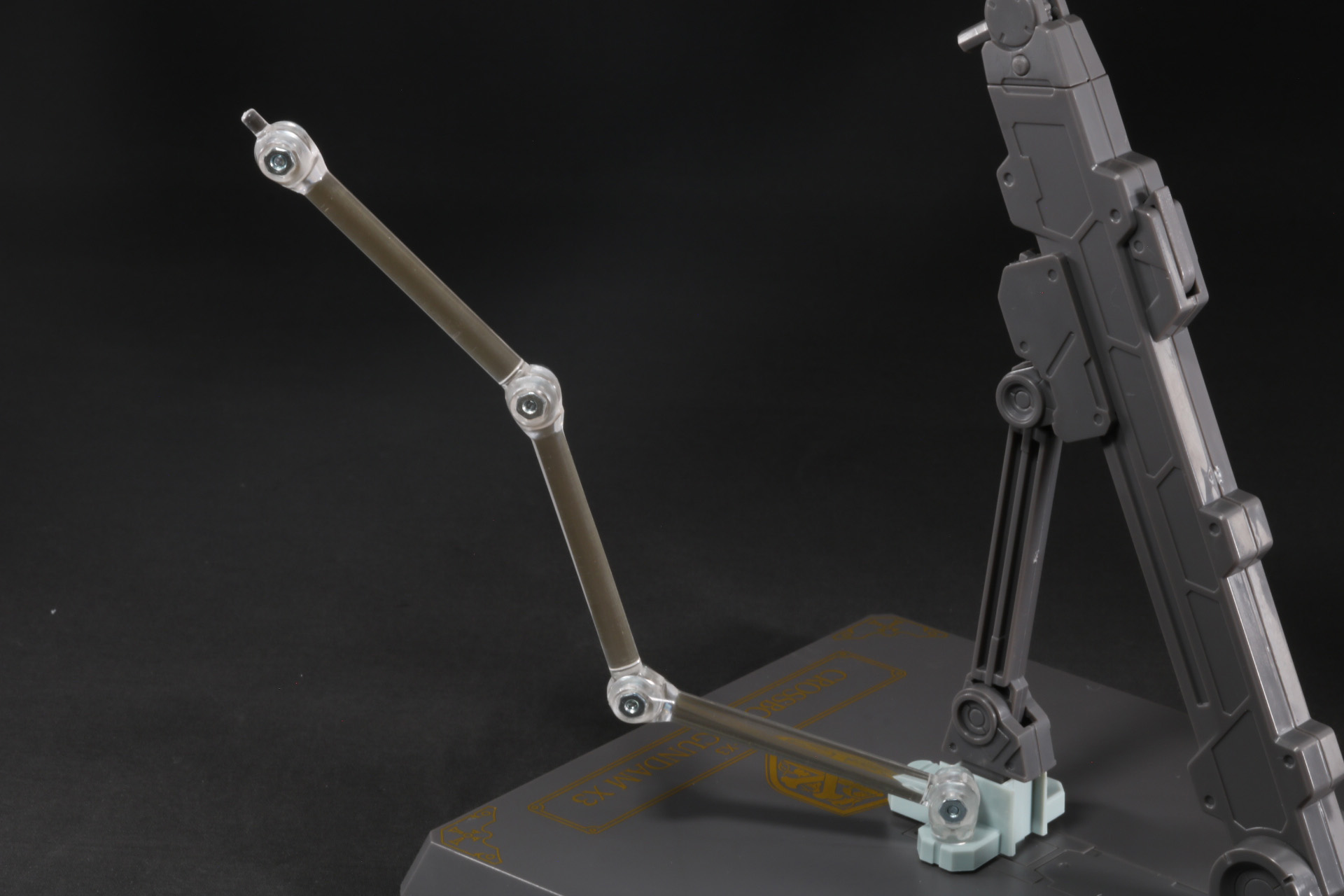 台座の根元部分で支柱パーツを取り付けることができる