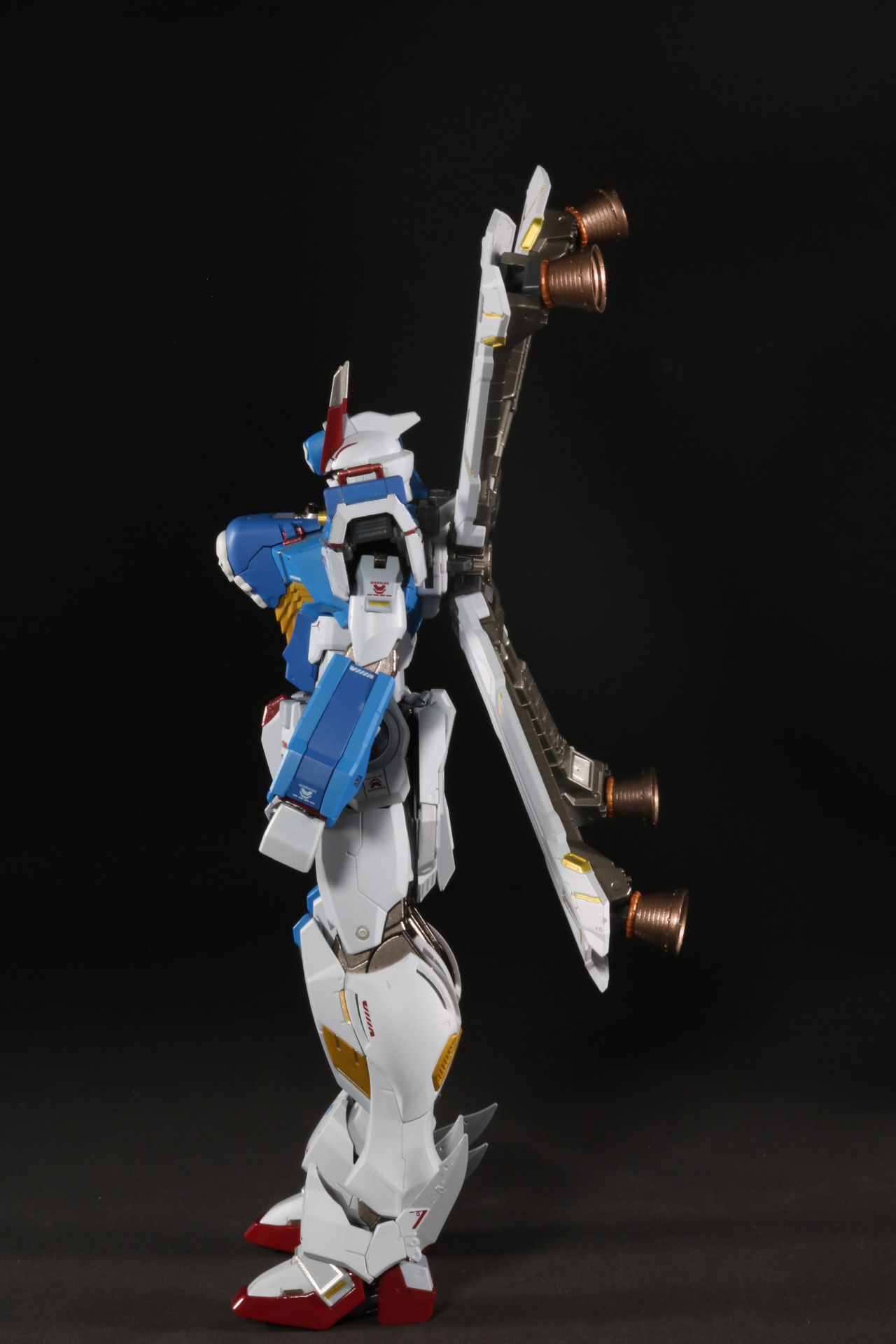 胸部のガトリング砲の砲門や肩アーマーの型式番号「XM-X3」が施されている