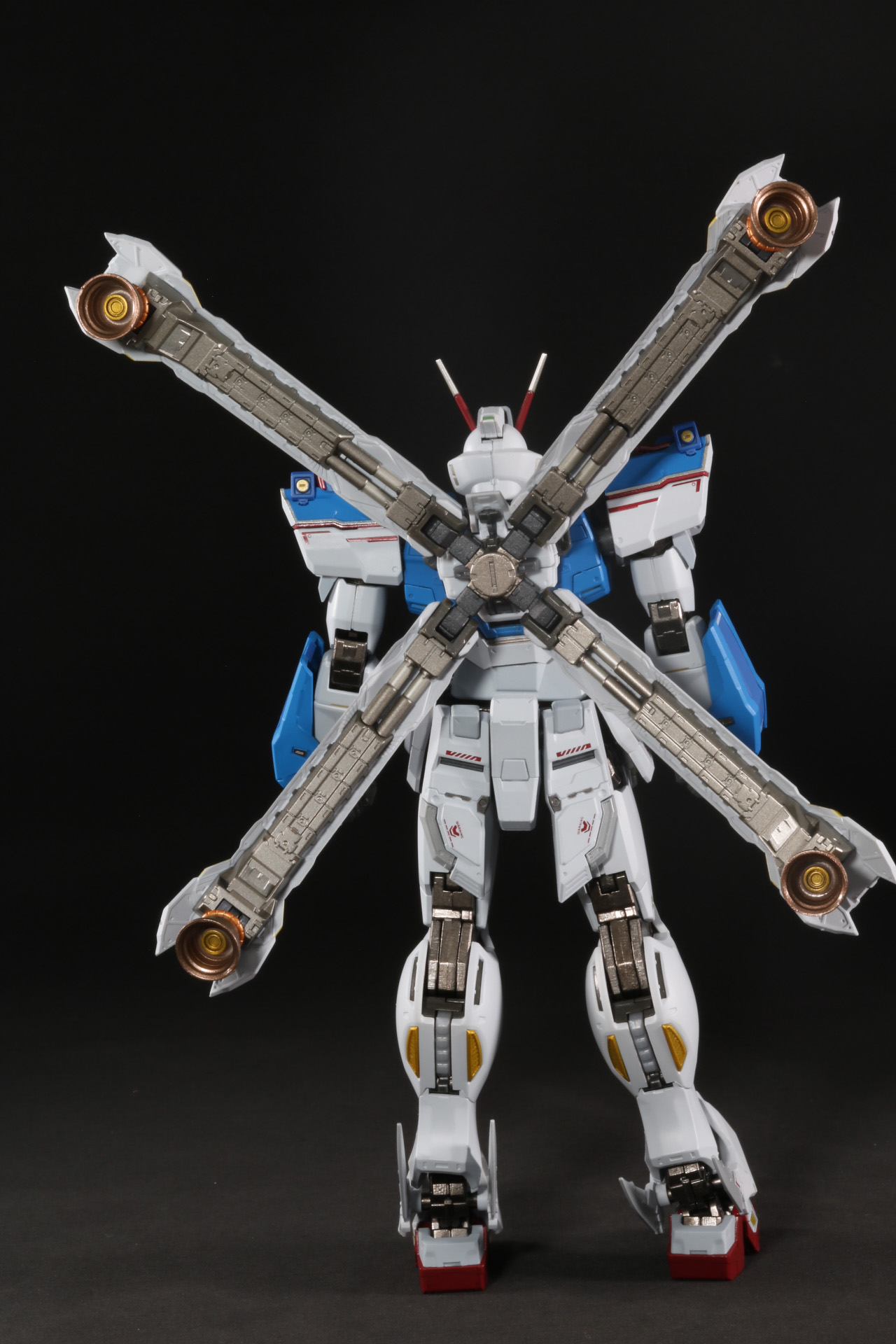 胸部のガトリング砲の砲門や肩アーマーの型式番号「XM-X3」が施されている