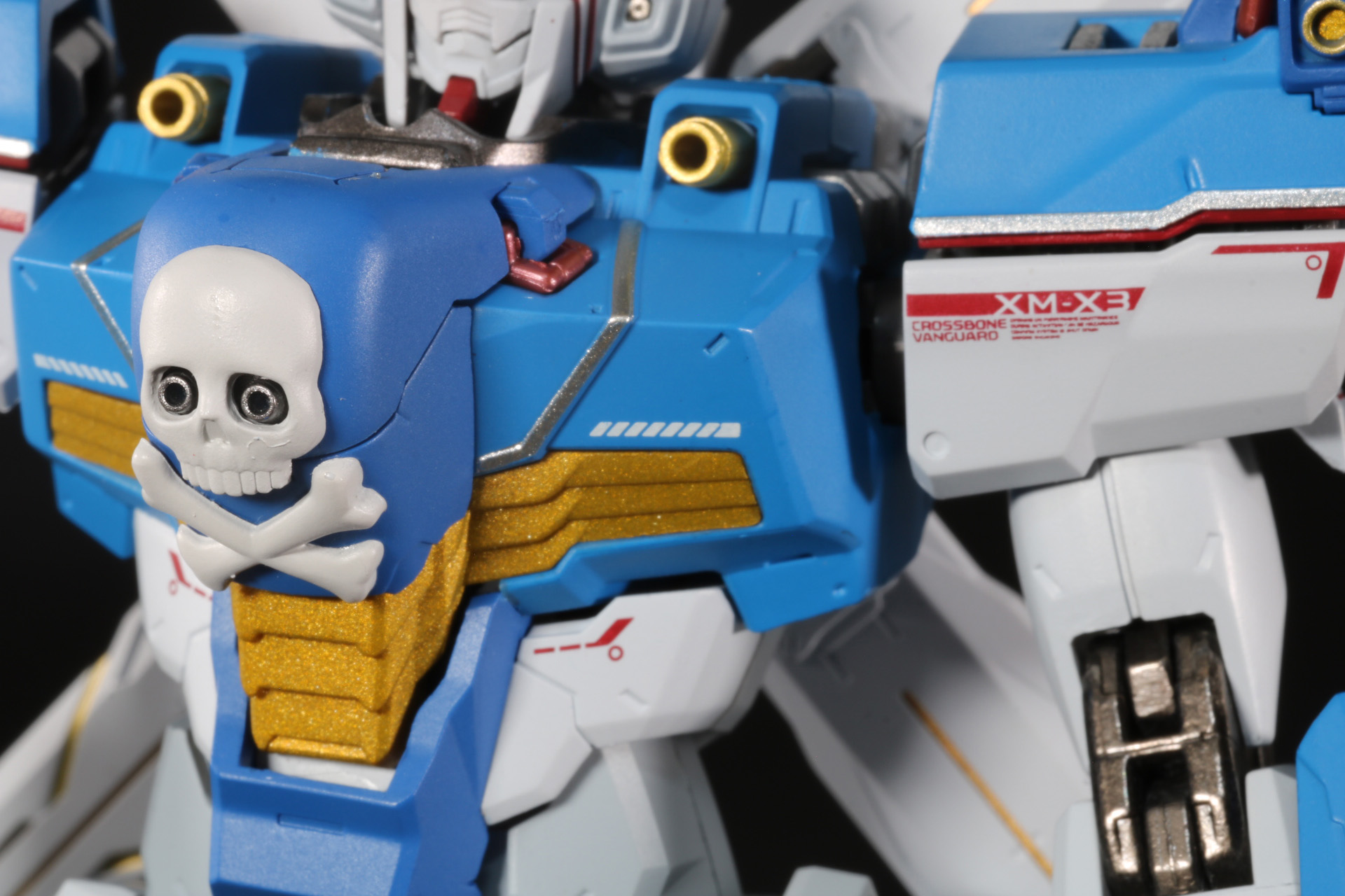 胸部のガトリング砲の砲門や肩アーマーの型式番号「XM-X3」が施されている