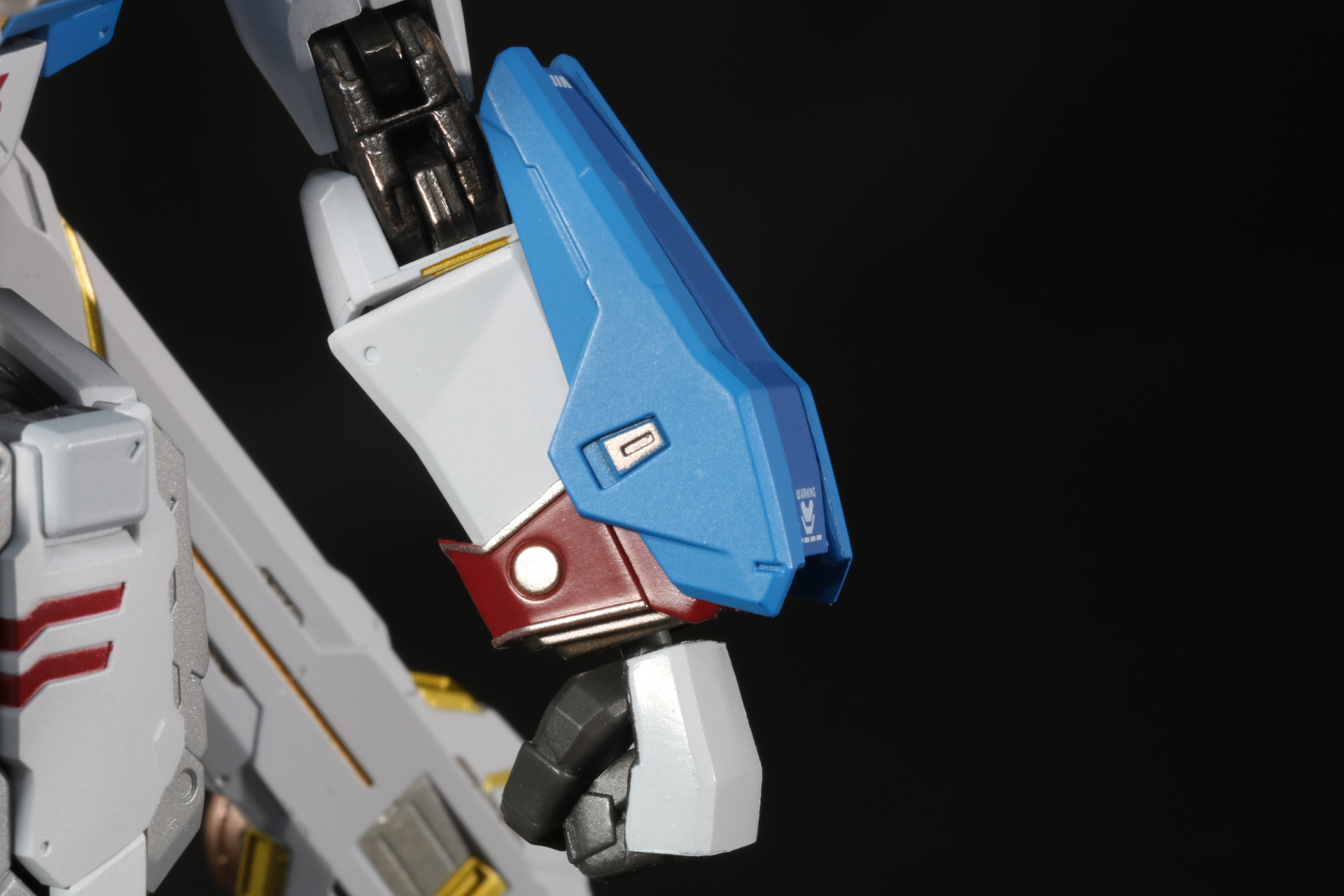 左右の腕部カバーが展開し「Iフィールド発生装置」起動が再現できる