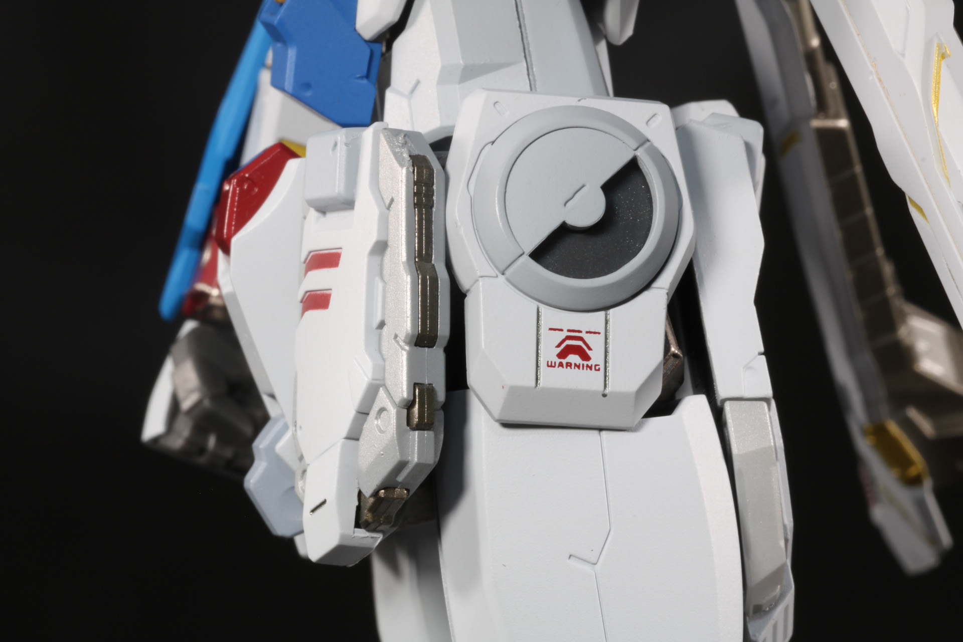 サイドアーマーはグレー部分を回転させることで、ハードポイントが露出