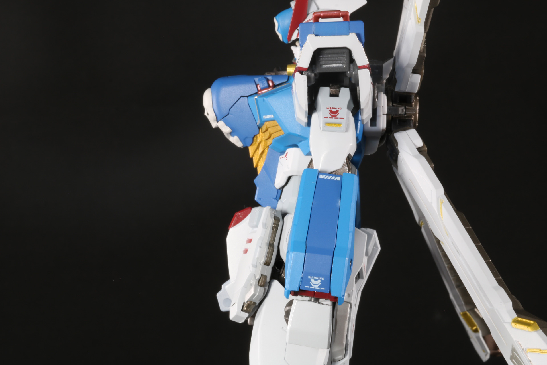 肘関節は前腕部が肩アーマーにくっつくほど動く