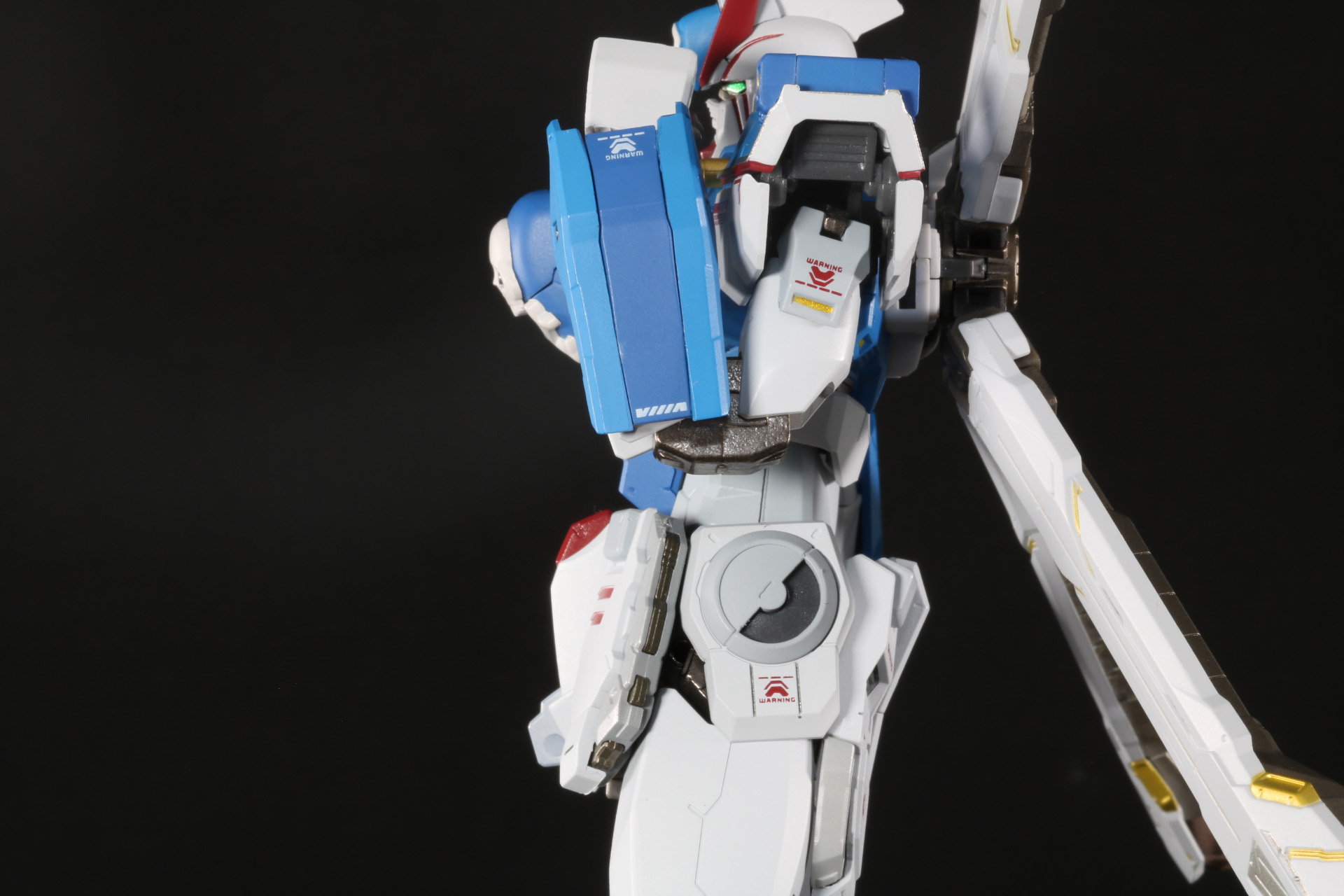 肘関節は前腕部が肩アーマーにくっつくほど動く