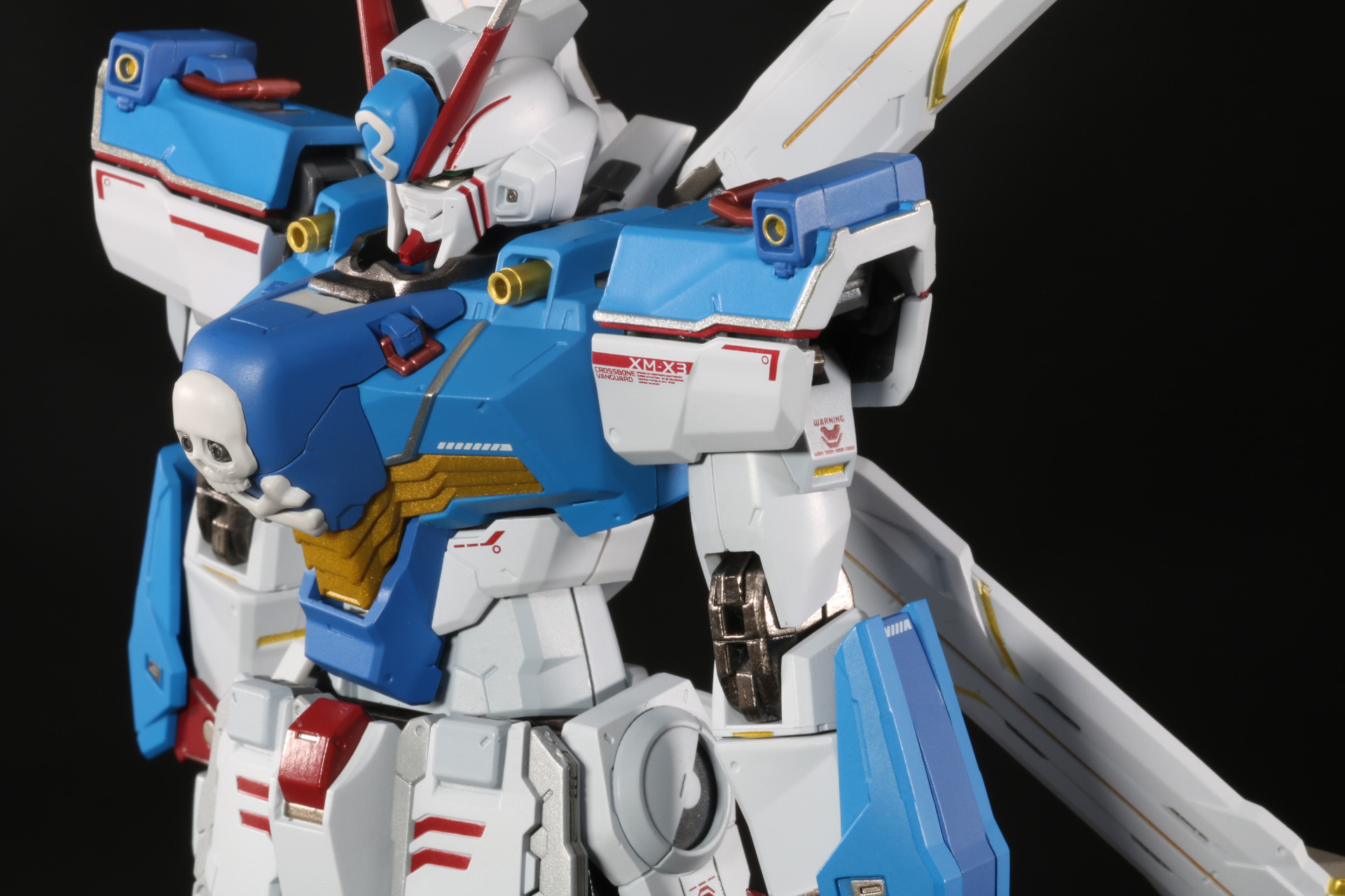 肩アーマーは独立可動し、前部の展開や持ち上げによって柔軟に対応可能