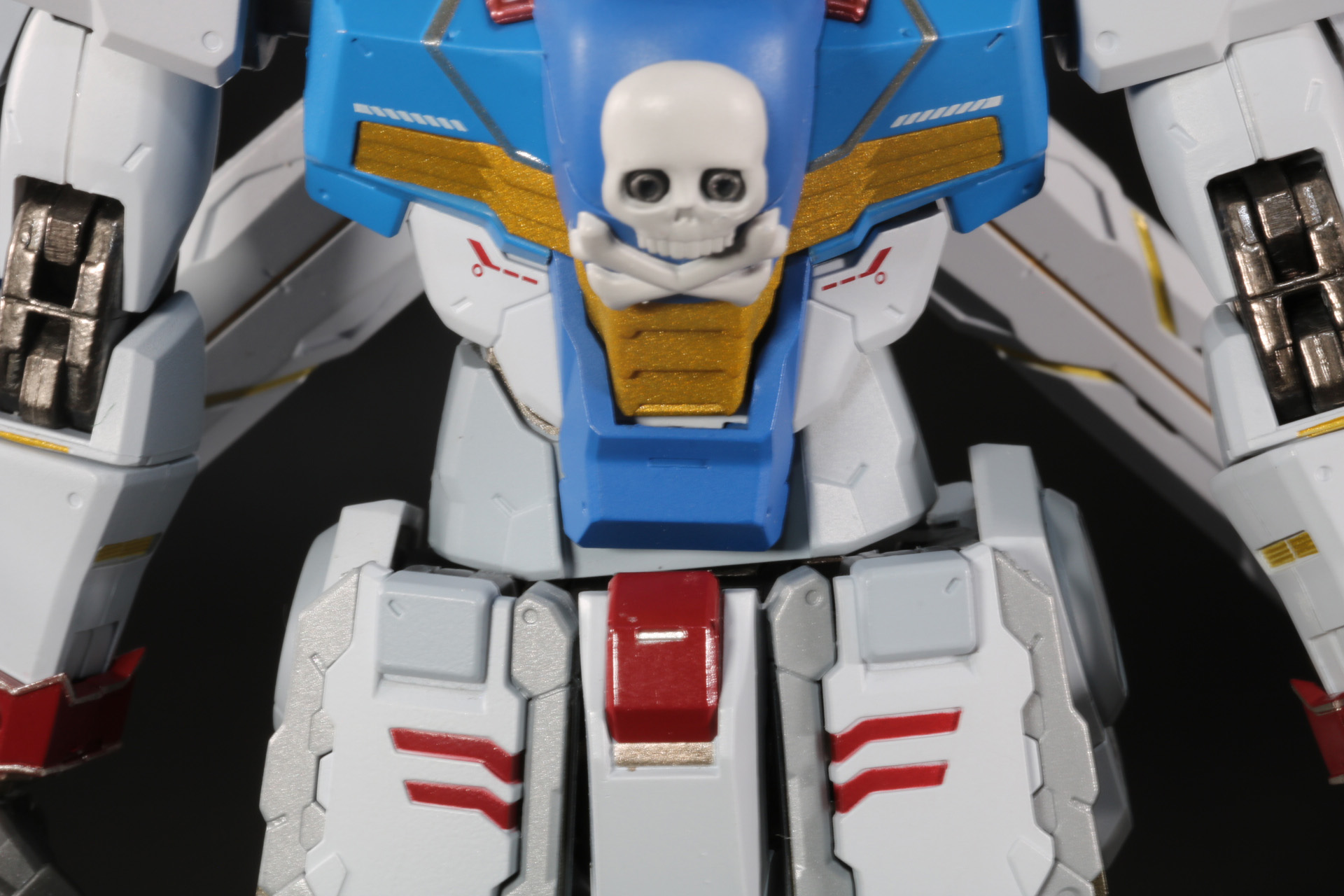 腰部は左右への動きと上体そらしなどの動きが可能